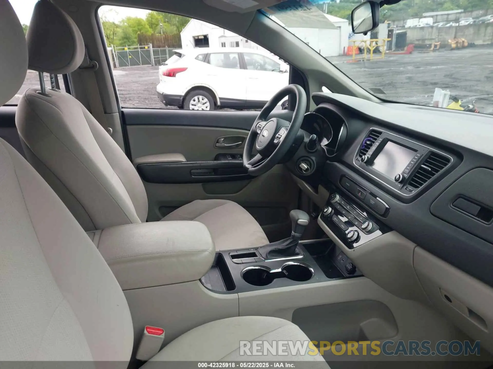 5 Photograph of a damaged car KNDMB5C16L6596326 KIA SEDONA 2020