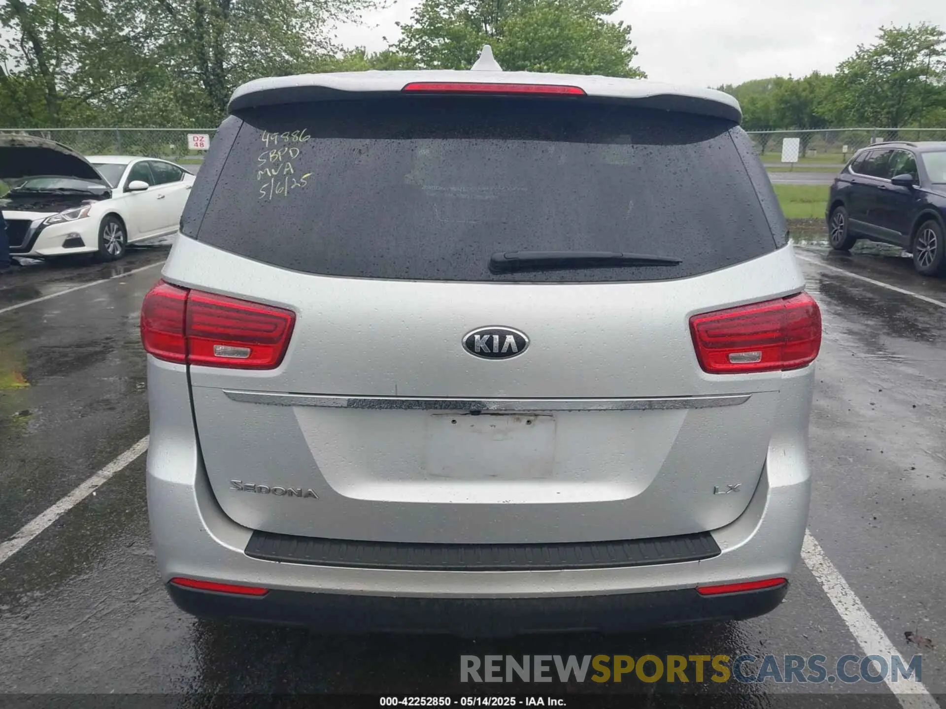 16 Photograph of a damaged car KNDMB5C18L6589720 KIA SEDONA 2020