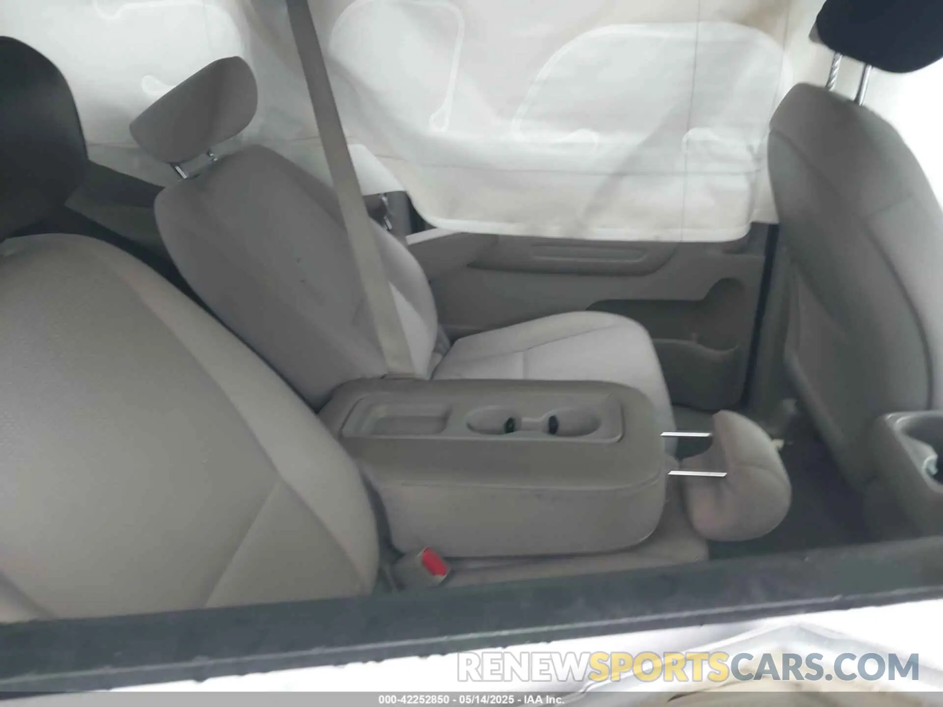 8 Photograph of a damaged car KNDMB5C18L6589720 KIA SEDONA 2020