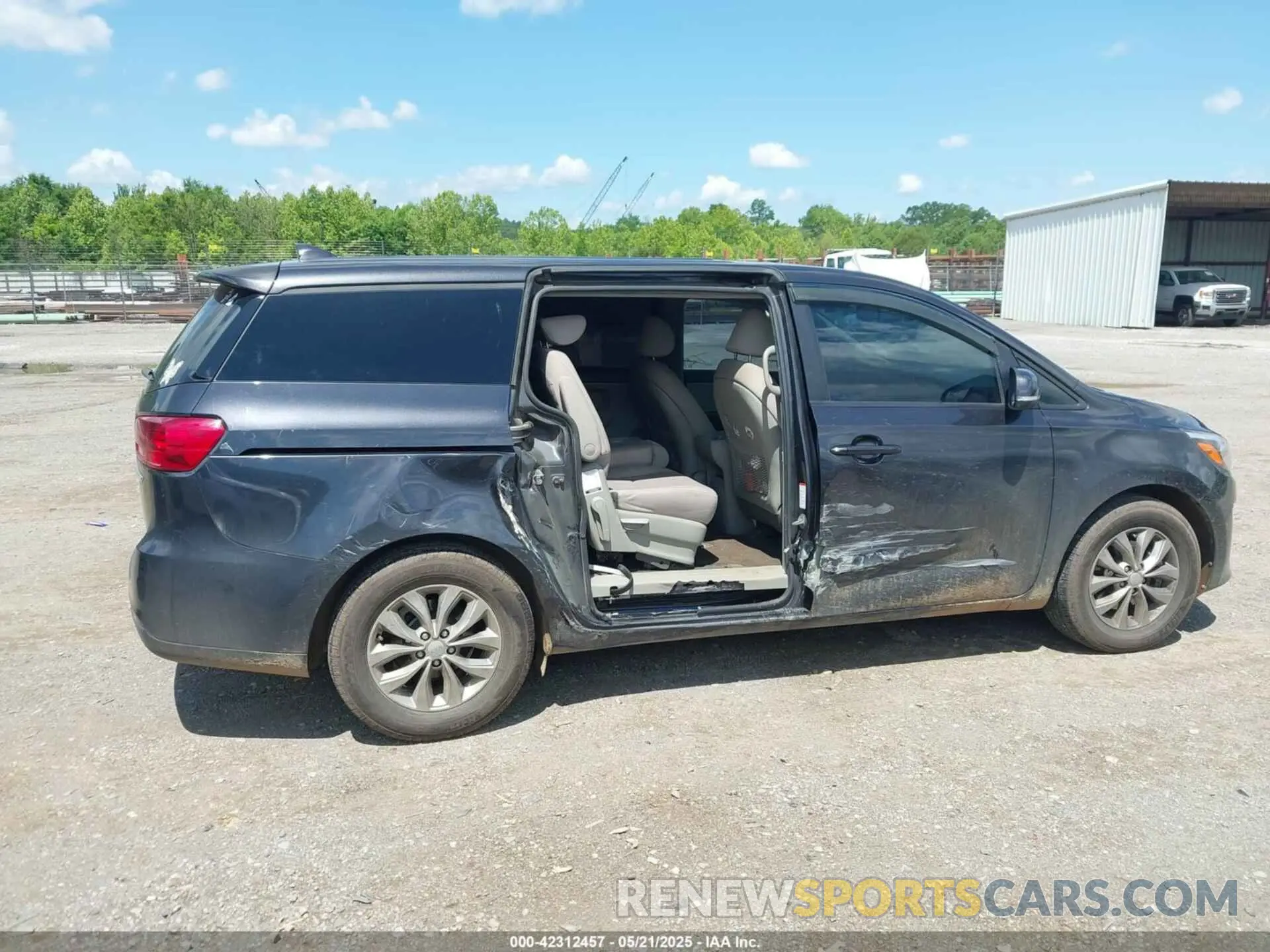 13 Photograph of a damaged car KNDMB5C19L6657829 KIA SEDONA 2020