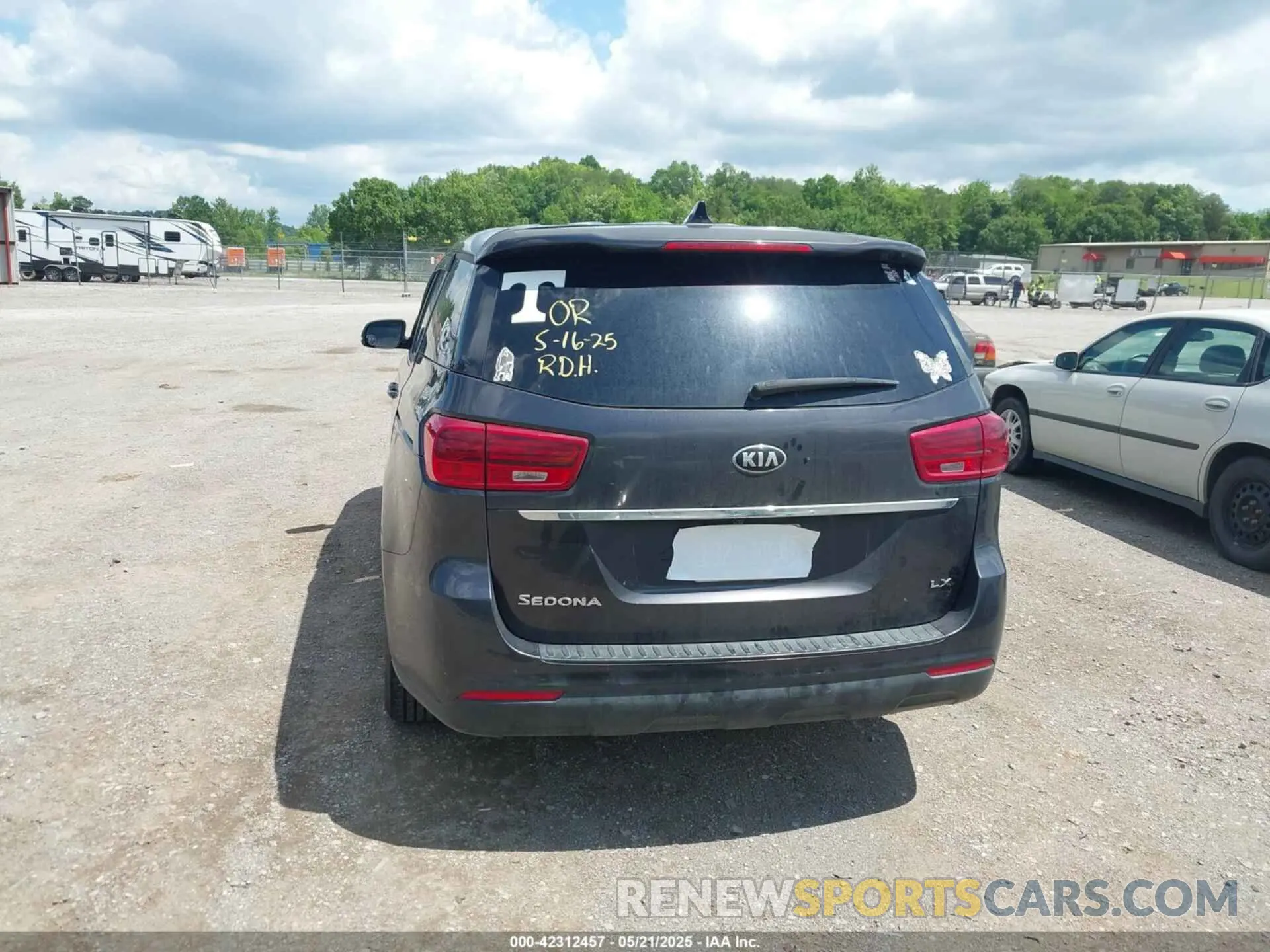 16 Photograph of a damaged car KNDMB5C19L6657829 KIA SEDONA 2020