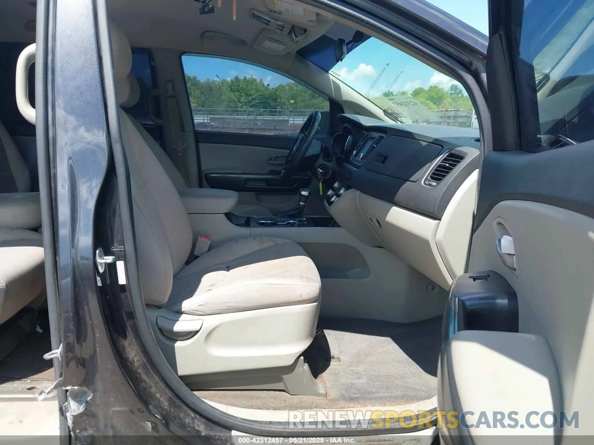 5 Photograph of a damaged car KNDMB5C19L6657829 KIA SEDONA 2020