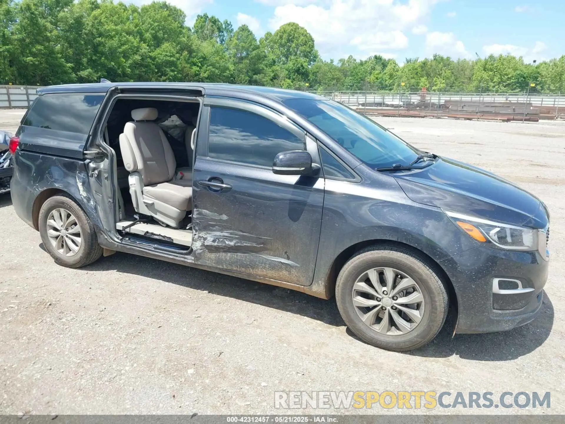 6 Photograph of a damaged car KNDMB5C19L6657829 KIA SEDONA 2020