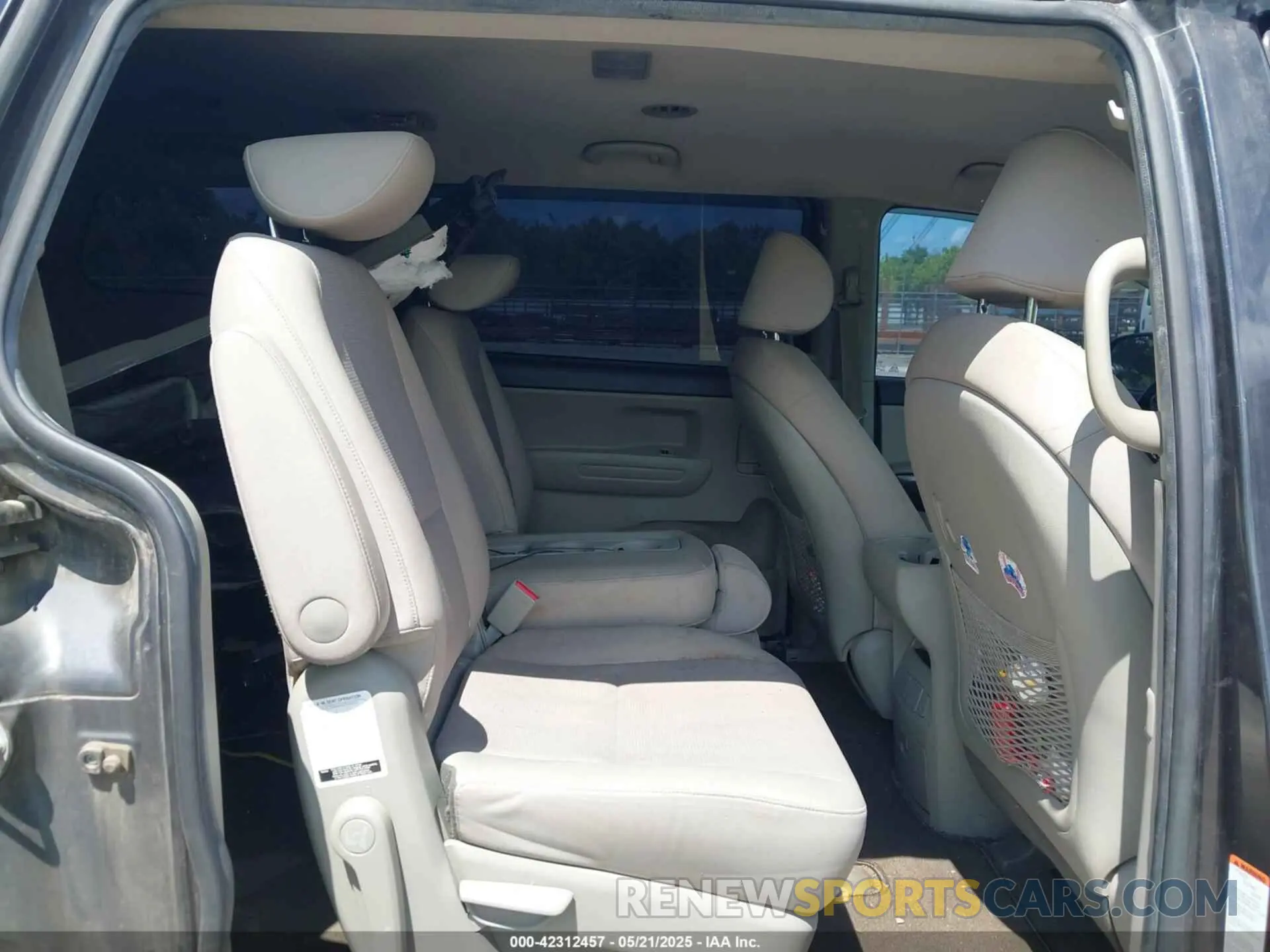 8 Photograph of a damaged car KNDMB5C19L6657829 KIA SEDONA 2020