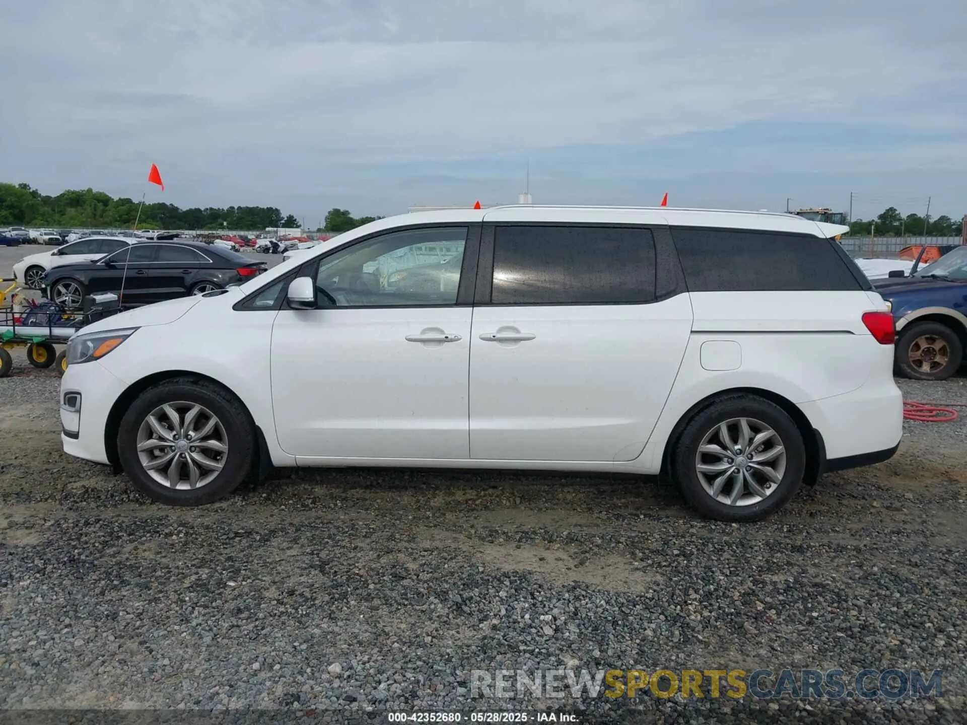 14 Photograph of a damaged car KNDMB5C10M6665139 KIA SEDONA 2021
