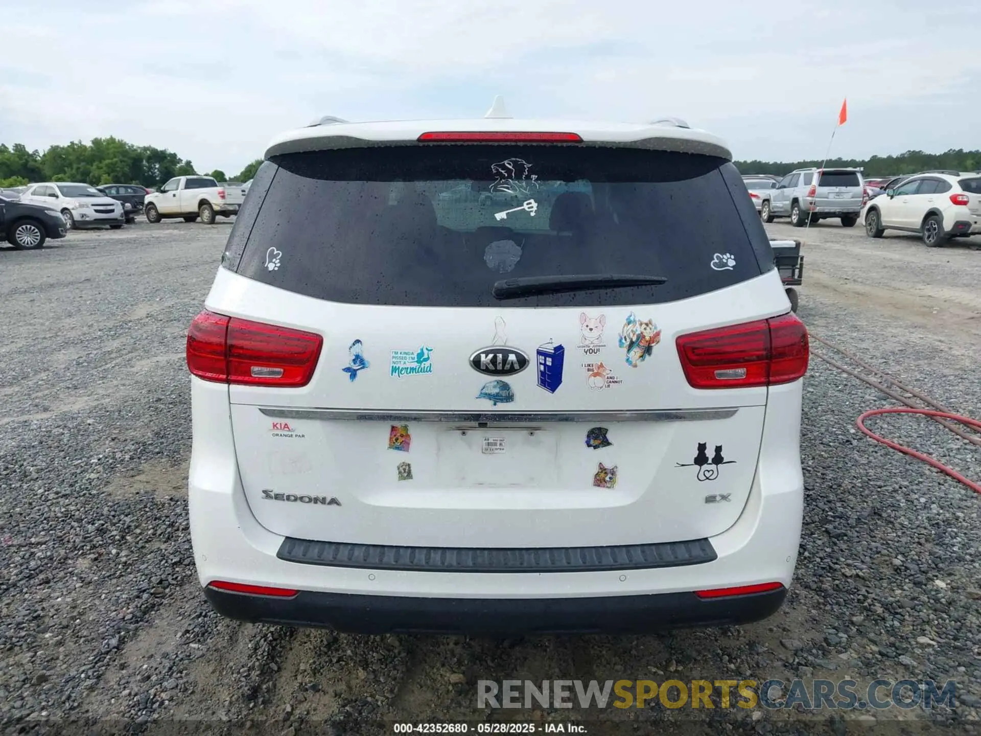 16 Photograph of a damaged car KNDMB5C10M6665139 KIA SEDONA 2021