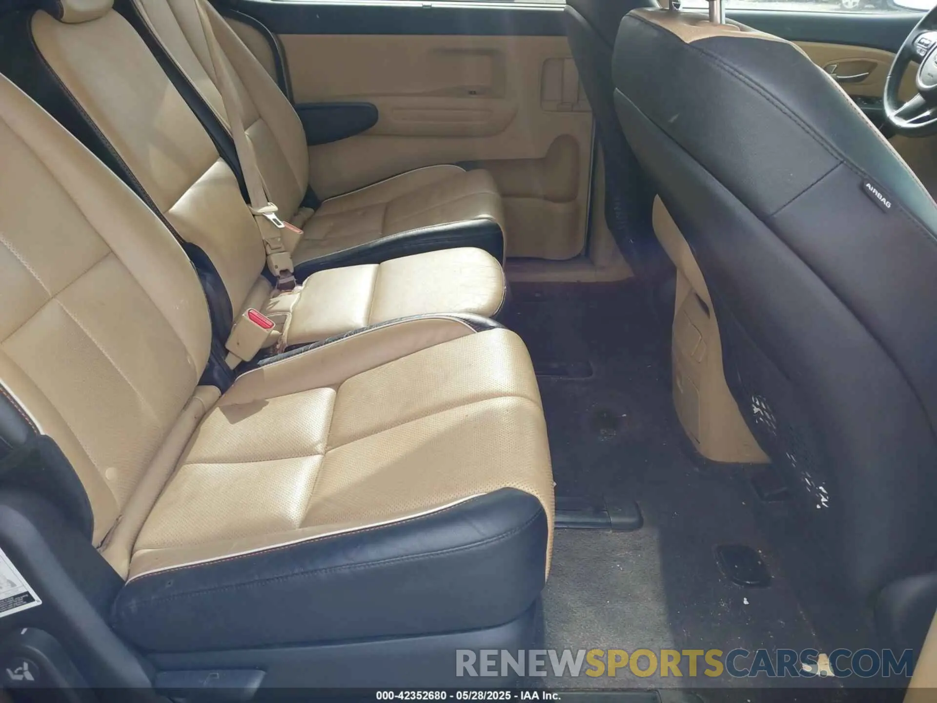 8 Photograph of a damaged car KNDMB5C10M6665139 KIA SEDONA 2021