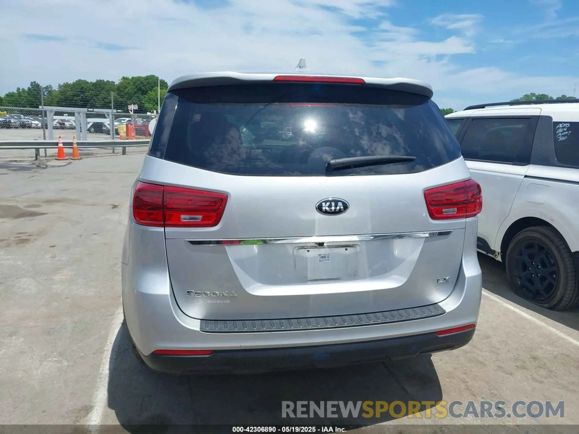 16 Photograph of a damaged car KNDMB5C11M6671676 KIA SEDONA 2021