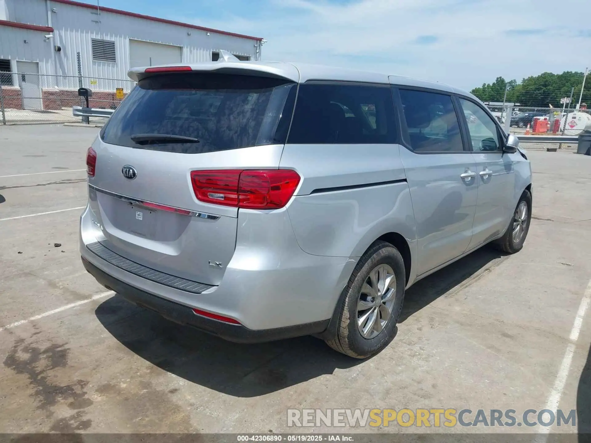 4 Photograph of a damaged car KNDMB5C11M6671676 KIA SEDONA 2021