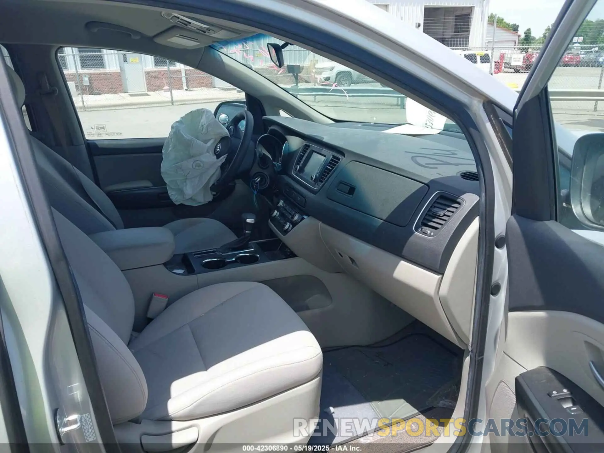 5 Photograph of a damaged car KNDMB5C11M6671676 KIA SEDONA 2021