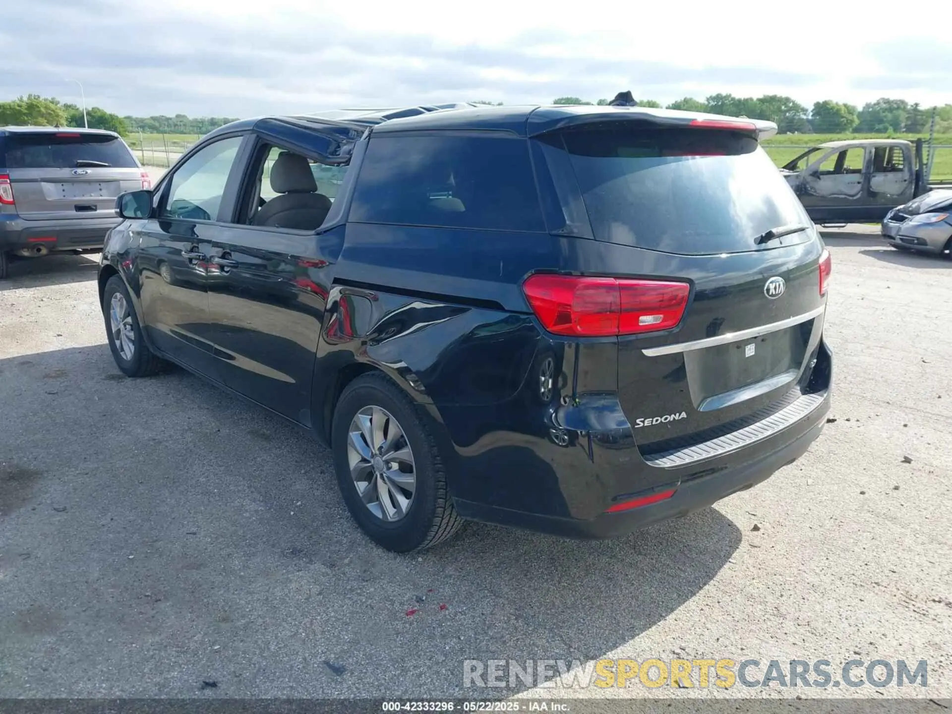 3 Photograph of a damaged car KNDMB5C13M6669508 KIA SEDONA 2021