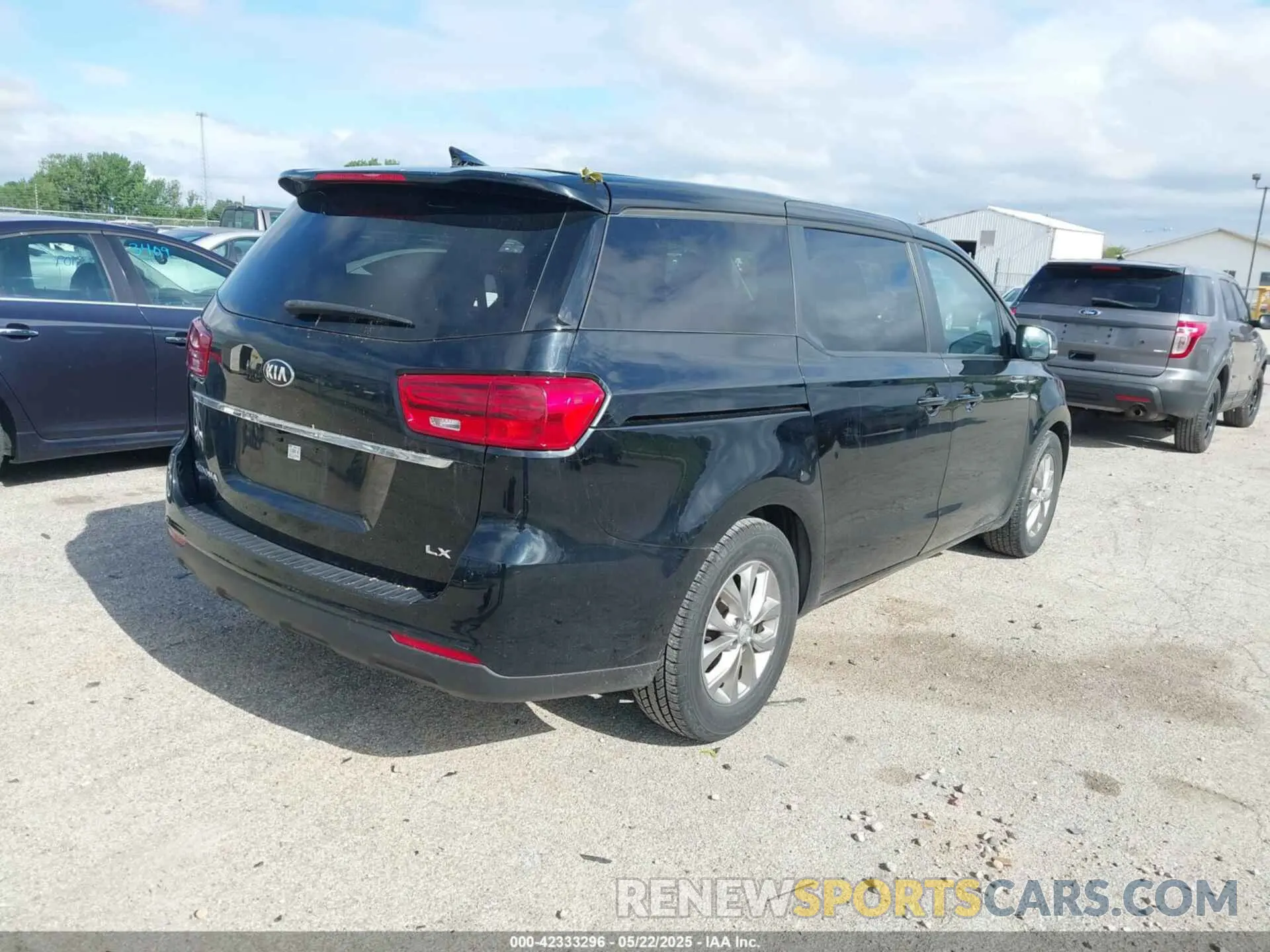 4 Photograph of a damaged car KNDMB5C13M6669508 KIA SEDONA 2021