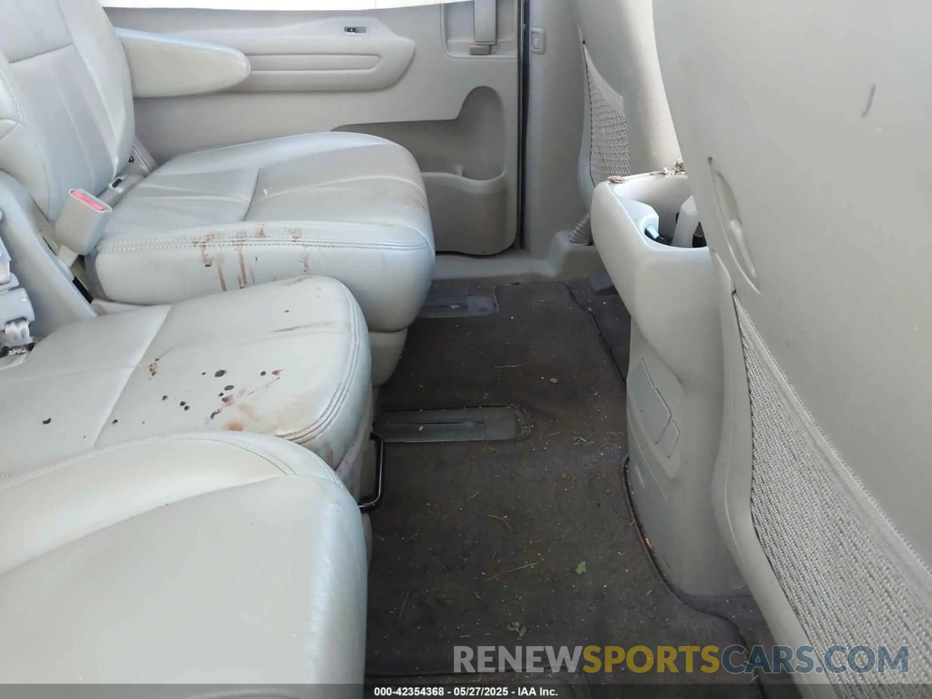8 Photograph of a damaged car KNDMB5C15M6675164 KIA SEDONA 2021