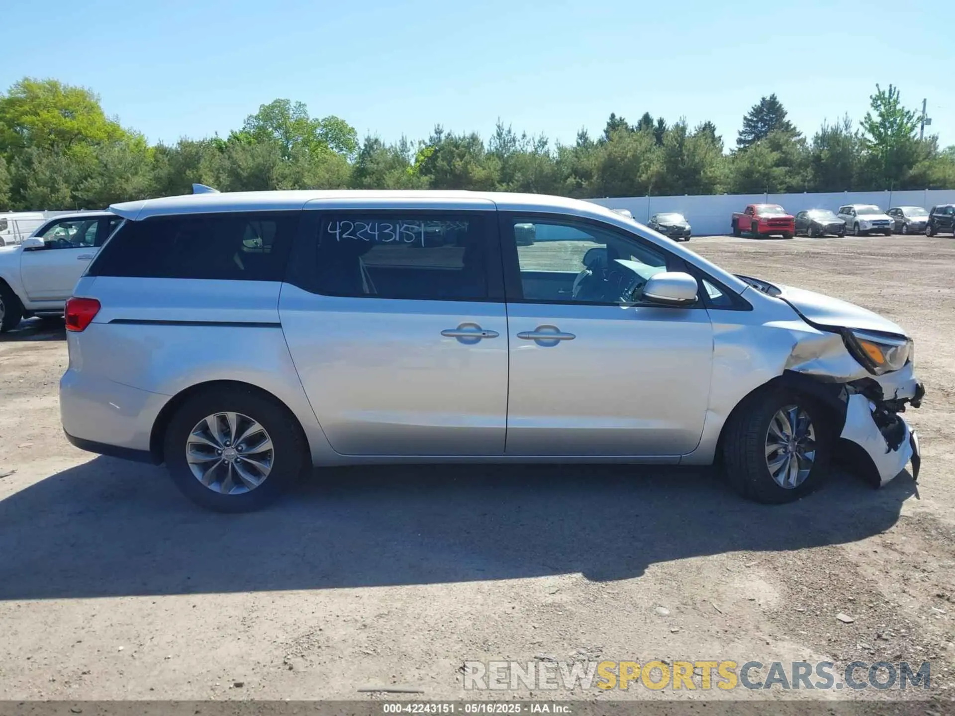 13 Photograph of a damaged car KNDMB5C16M6669115 KIA SEDONA 2021