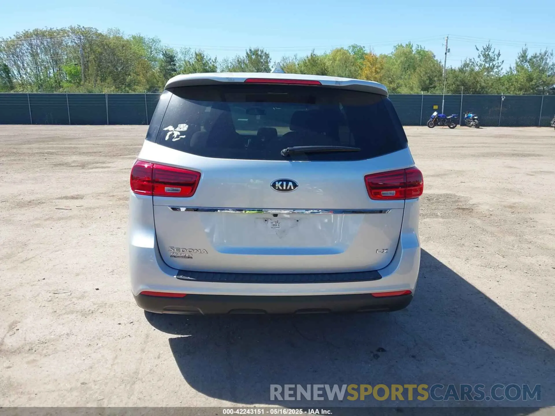 16 Photograph of a damaged car KNDMB5C16M6669115 KIA SEDONA 2021