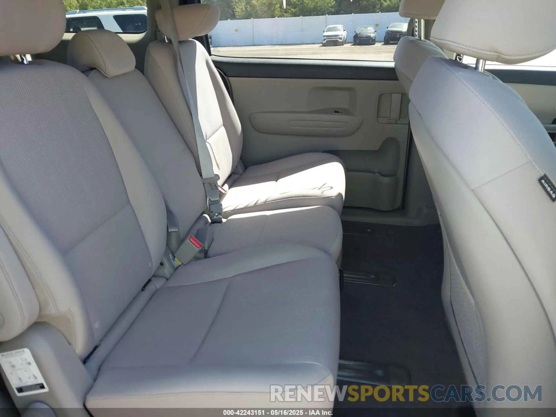 8 Photograph of a damaged car KNDMB5C16M6669115 KIA SEDONA 2021