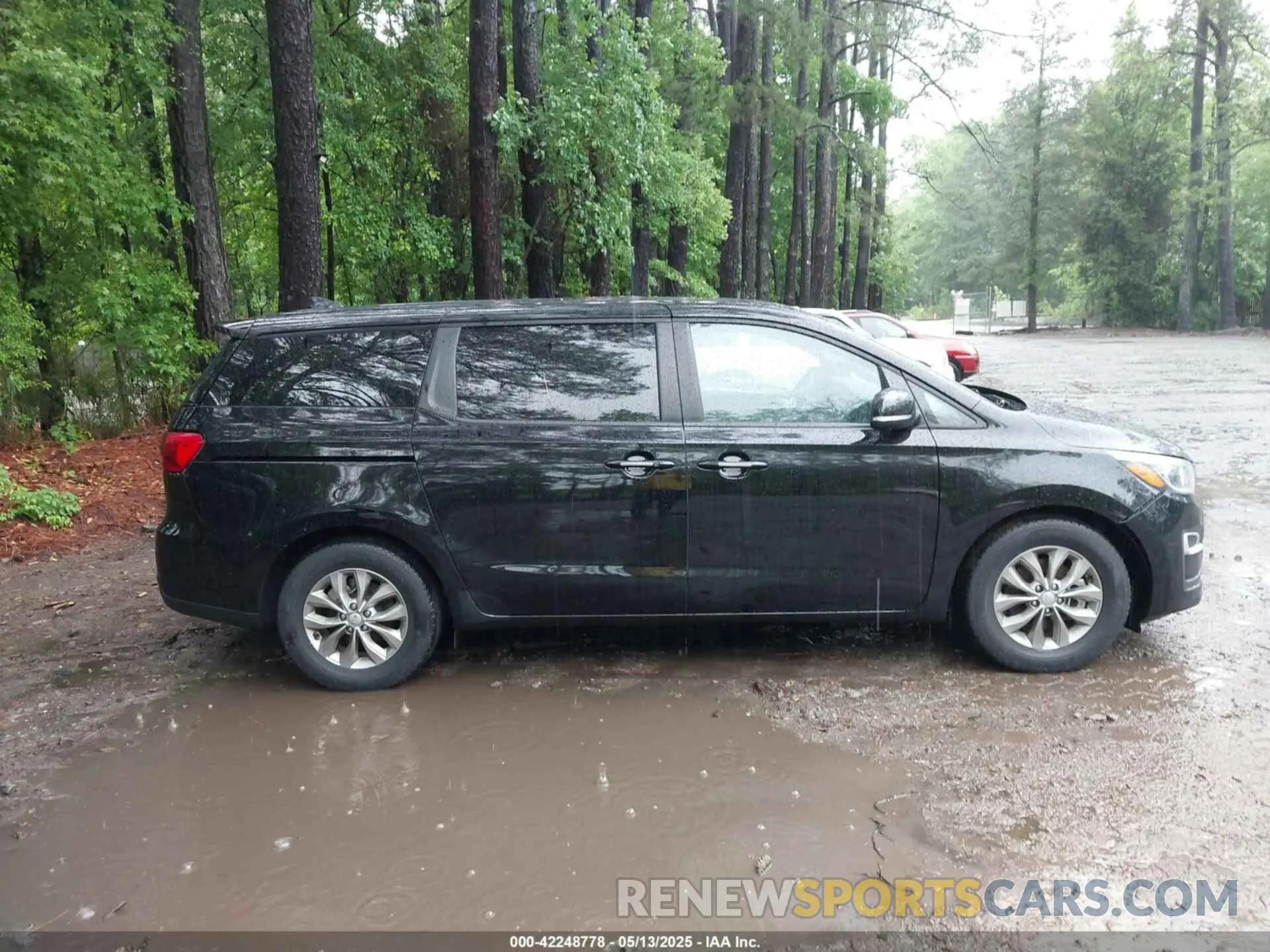 13 Photograph of a damaged car KNDMB5C17M6673674 KIA SEDONA 2021
