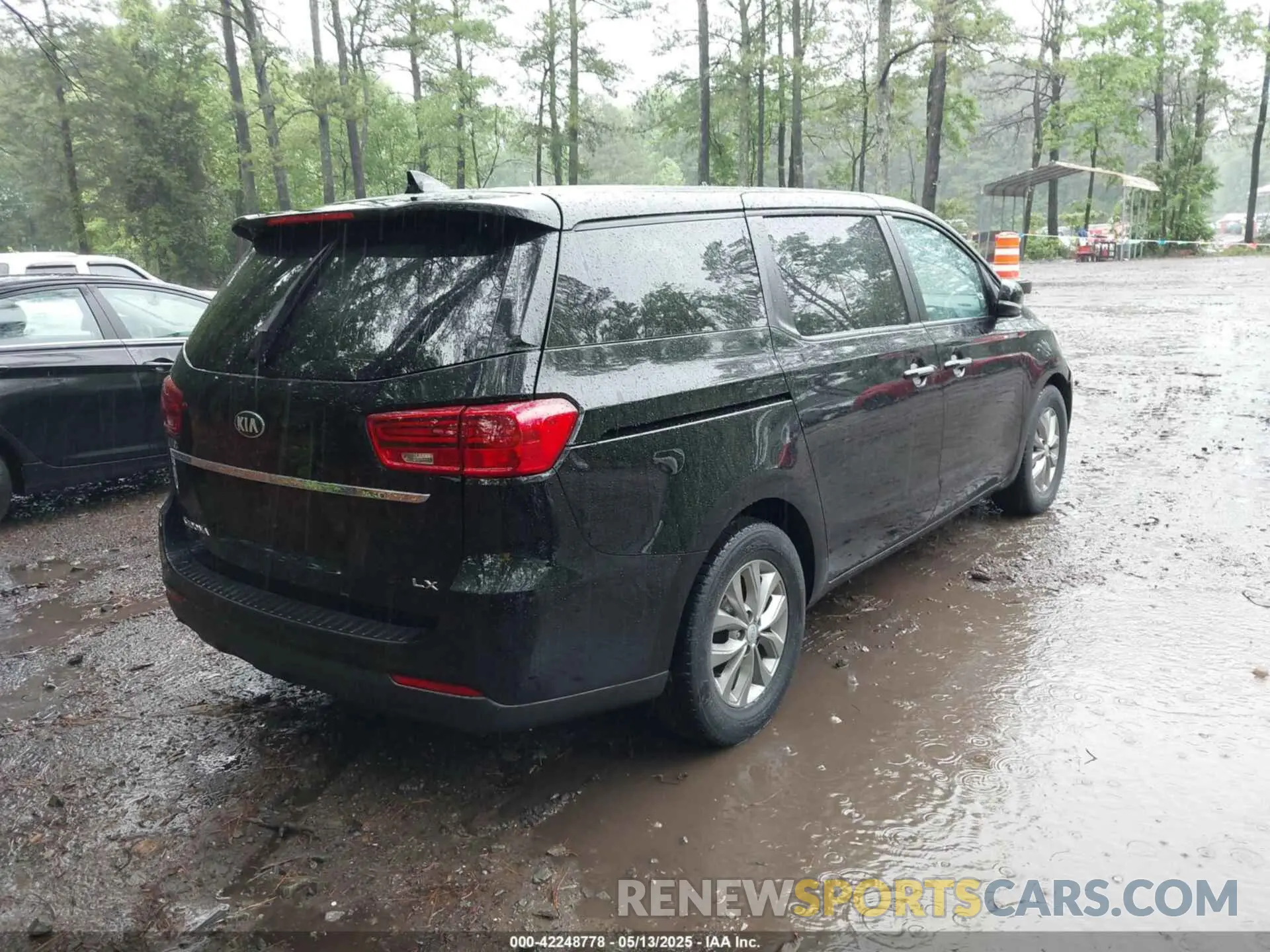 4 Photograph of a damaged car KNDMB5C17M6673674 KIA SEDONA 2021