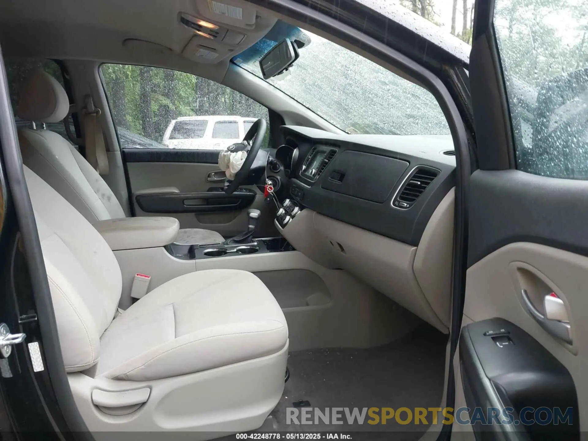 5 Photograph of a damaged car KNDMB5C17M6673674 KIA SEDONA 2021