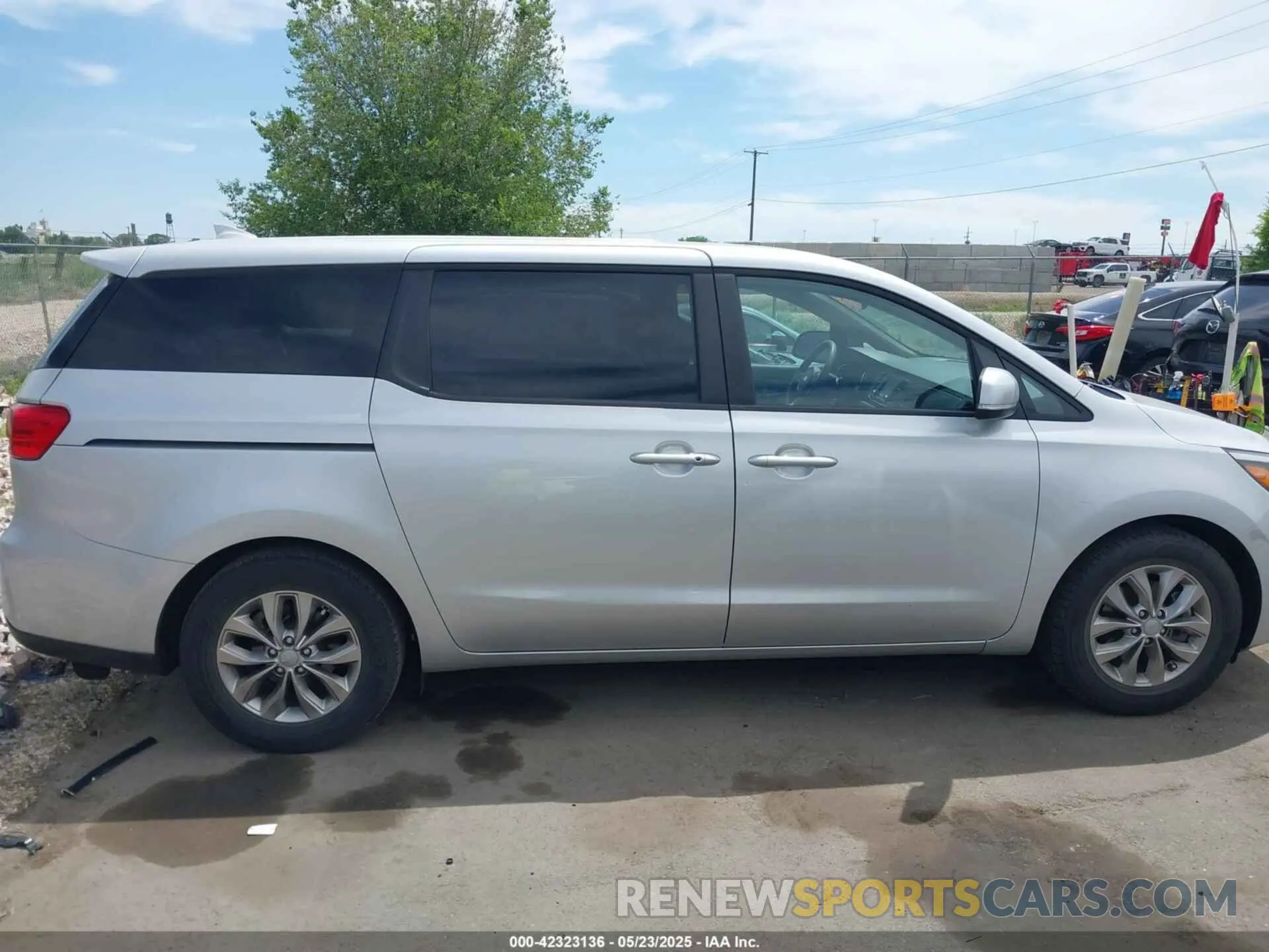 13 Photograph of a damaged car KNDMB5C19M6671666 KIA SEDONA 2021