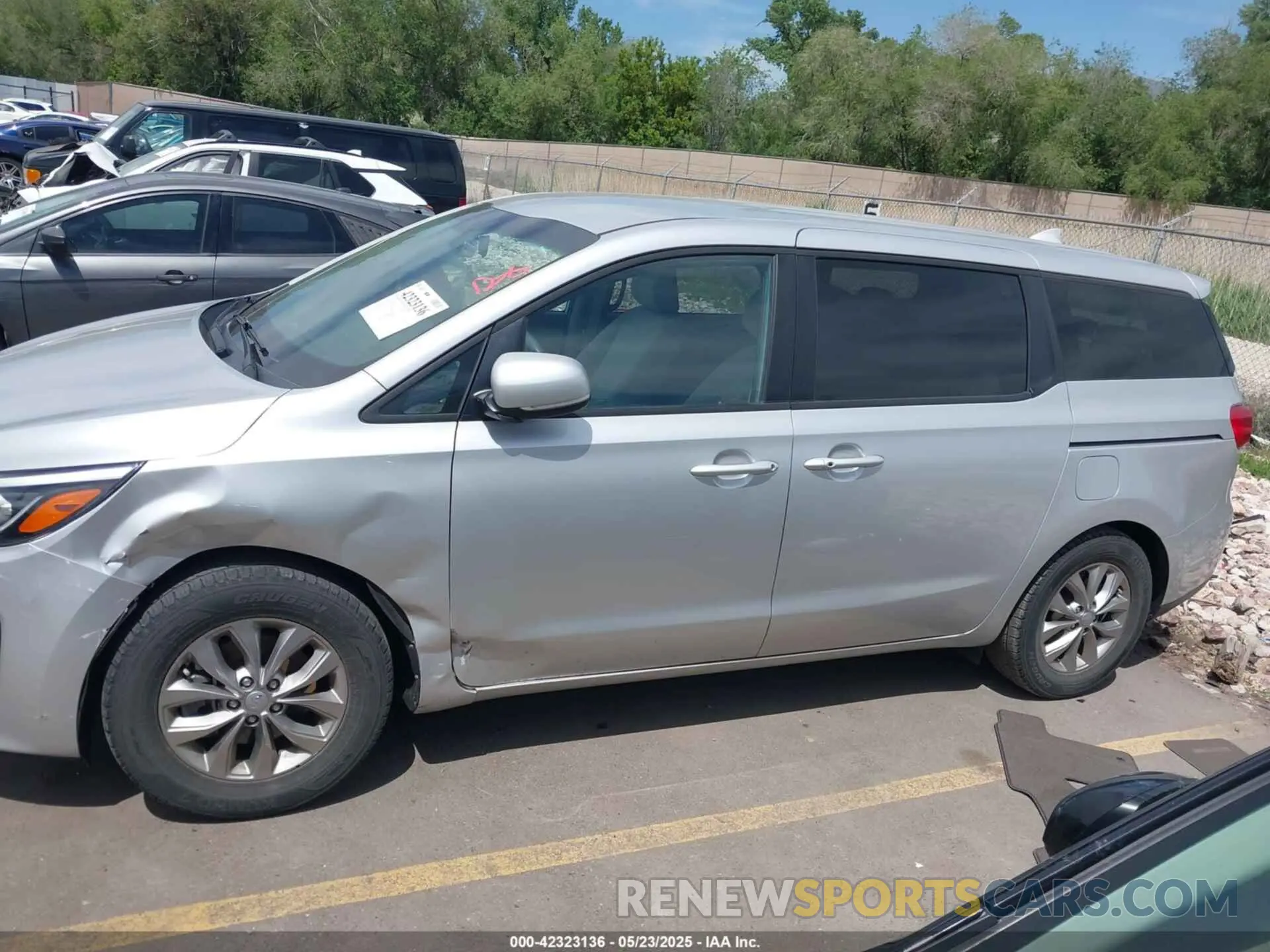 14 Photograph of a damaged car KNDMB5C19M6671666 KIA SEDONA 2021