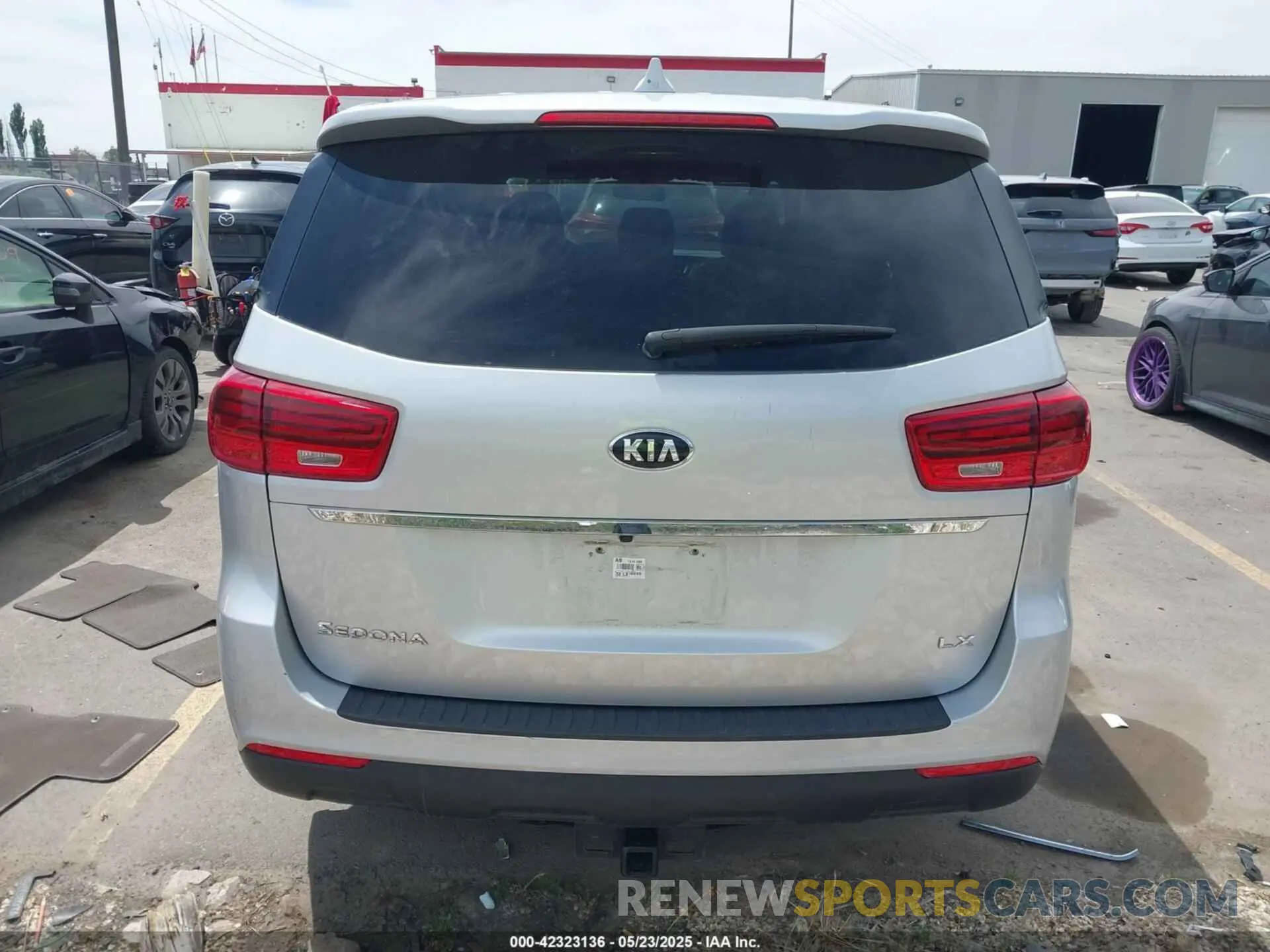 16 Photograph of a damaged car KNDMB5C19M6671666 KIA SEDONA 2021