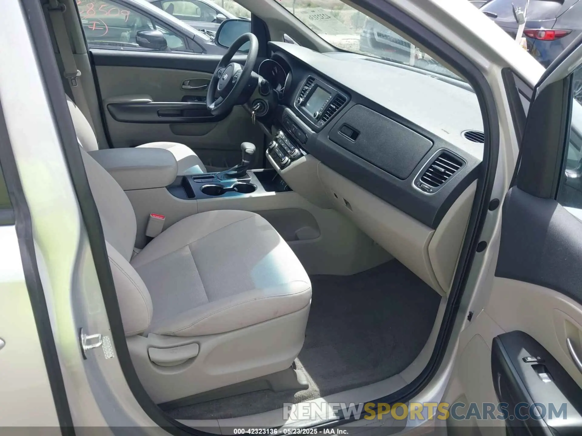 5 Photograph of a damaged car KNDMB5C19M6671666 KIA SEDONA 2021