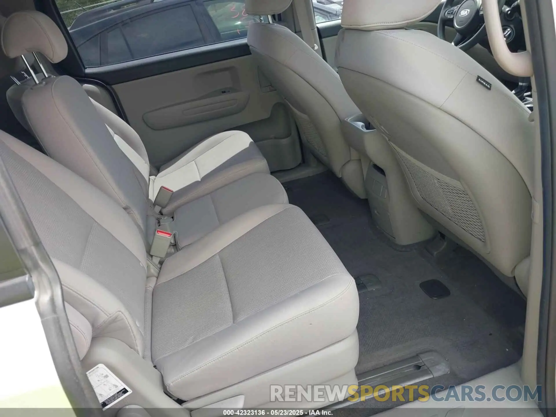 8 Photograph of a damaged car KNDMB5C19M6671666 KIA SEDONA 2021