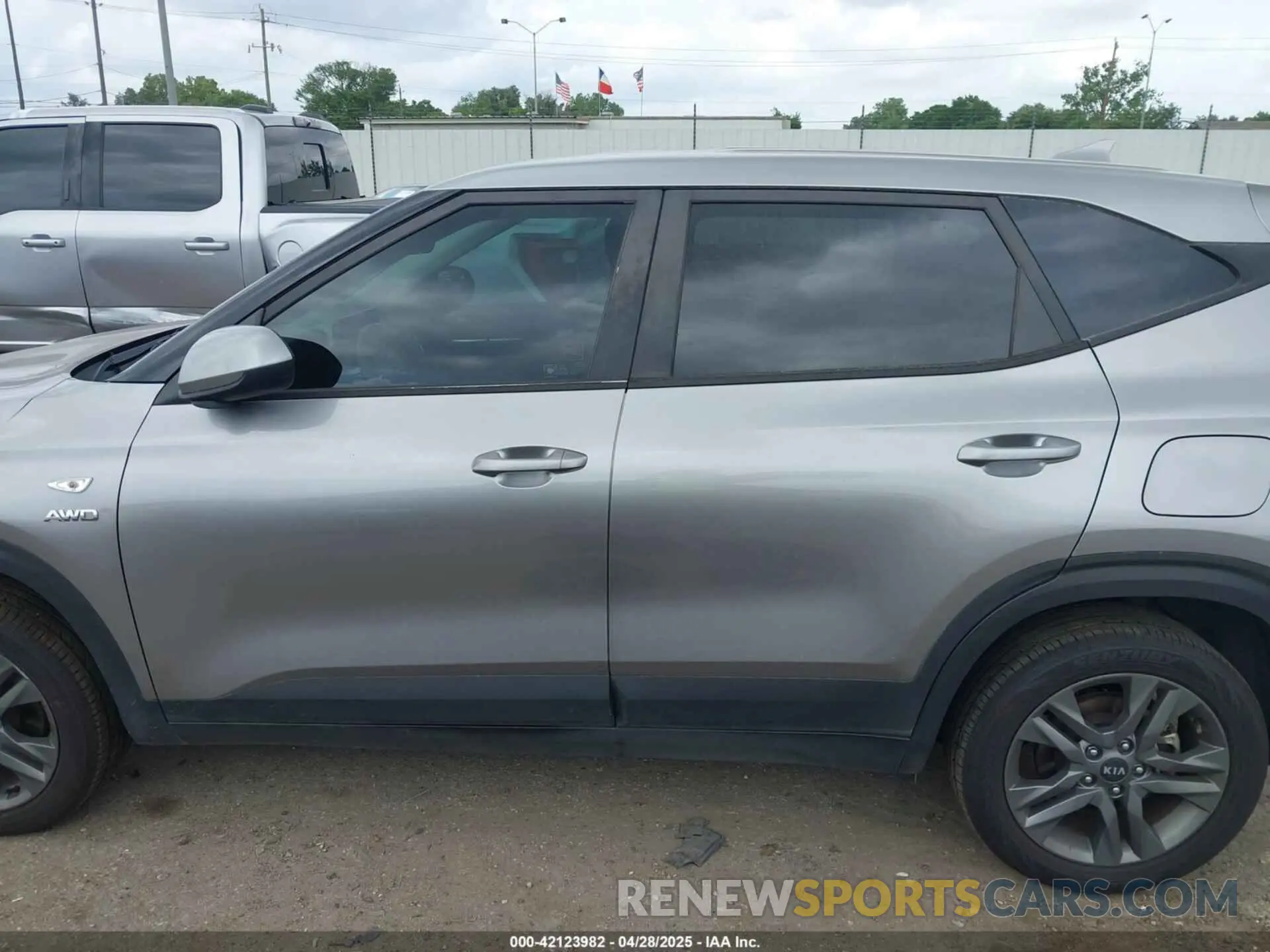 14 Photograph of a damaged car KNDEPCAA0M7045897 KIA SELTOS 2021