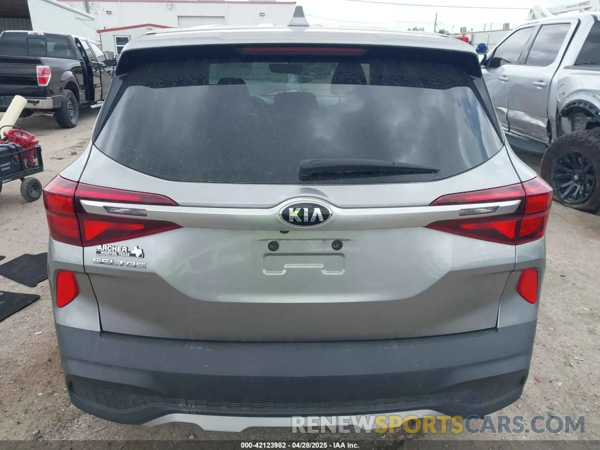 16 Photograph of a damaged car KNDEPCAA0M7045897 KIA SELTOS 2021