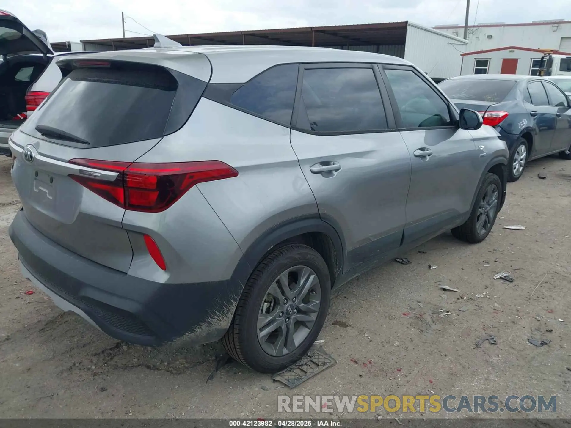 4 Photograph of a damaged car KNDEPCAA0M7045897 KIA SELTOS 2021
