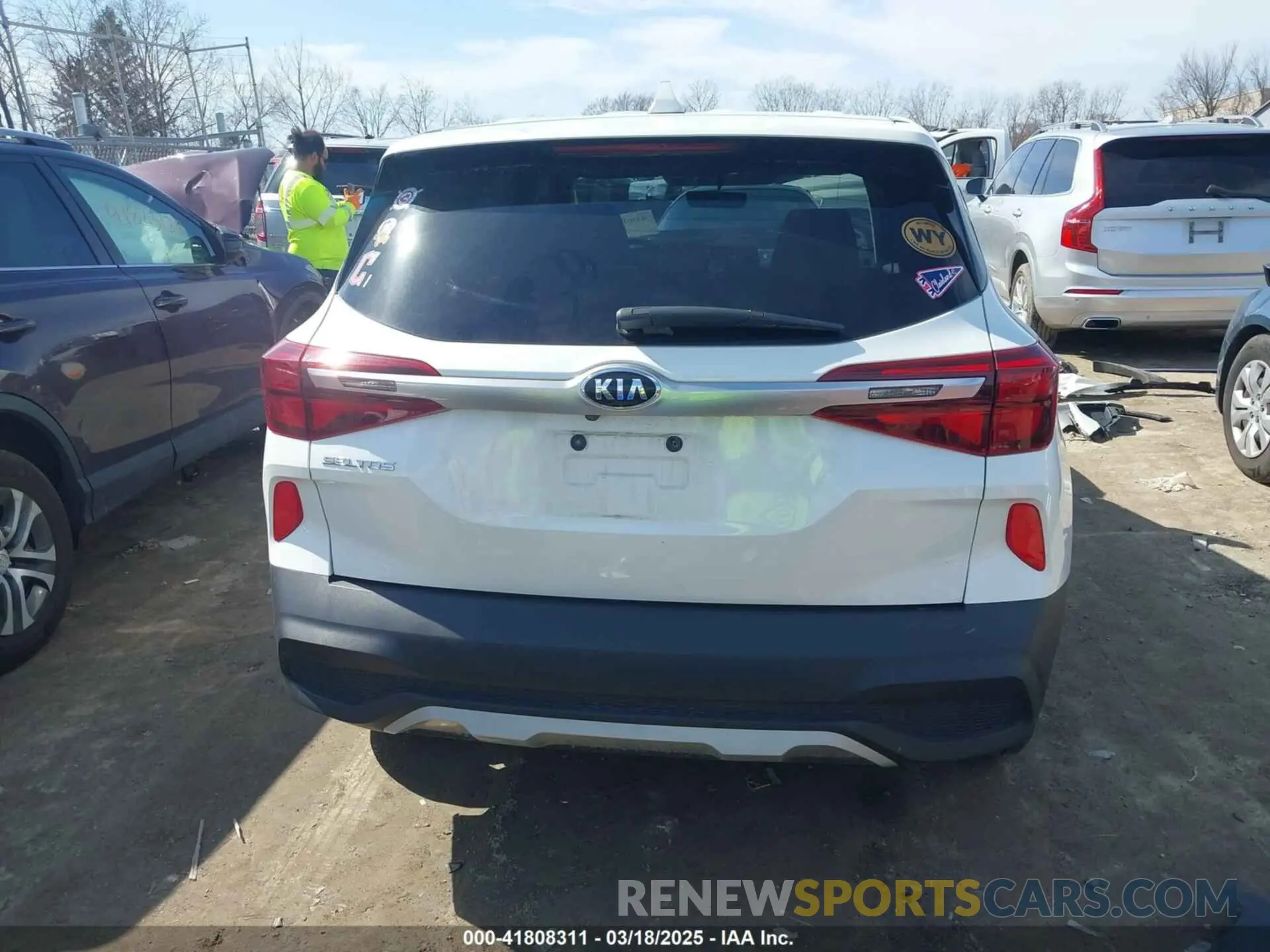 17 Photograph of a damaged car KNDEPCAA1M7104780 KIA SELTOS 2021