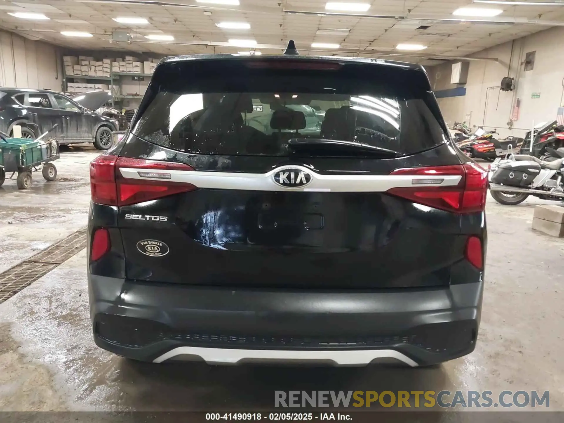 17 Photograph of a damaged car KNDEPCAA1M7187966 KIA SELTOS 2021