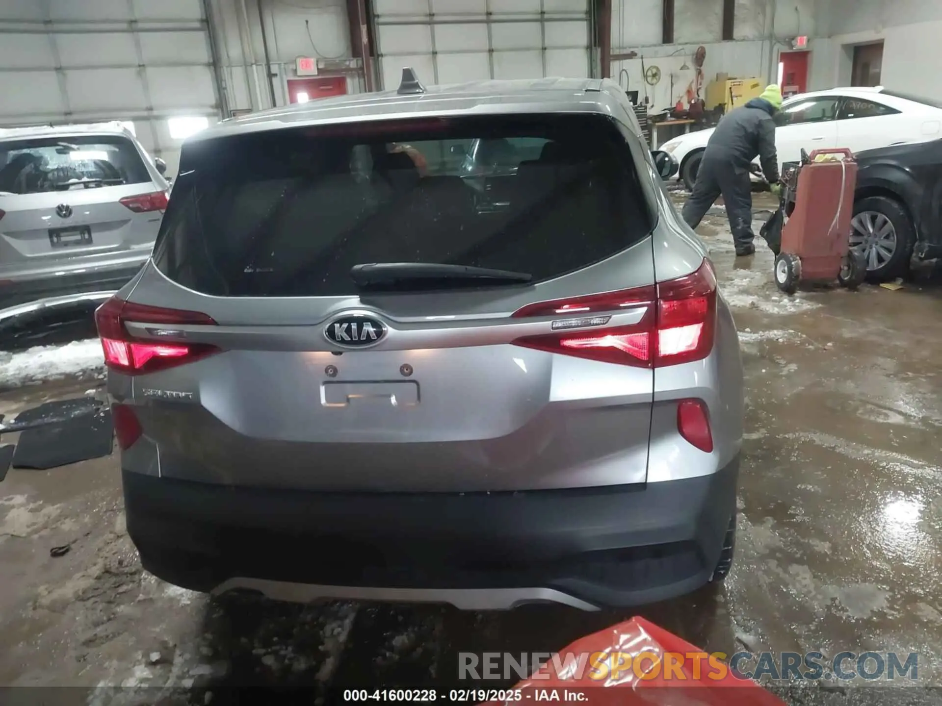 17 Photograph of a damaged car KNDEPCAA8M7218100 KIA SELTOS 2021
