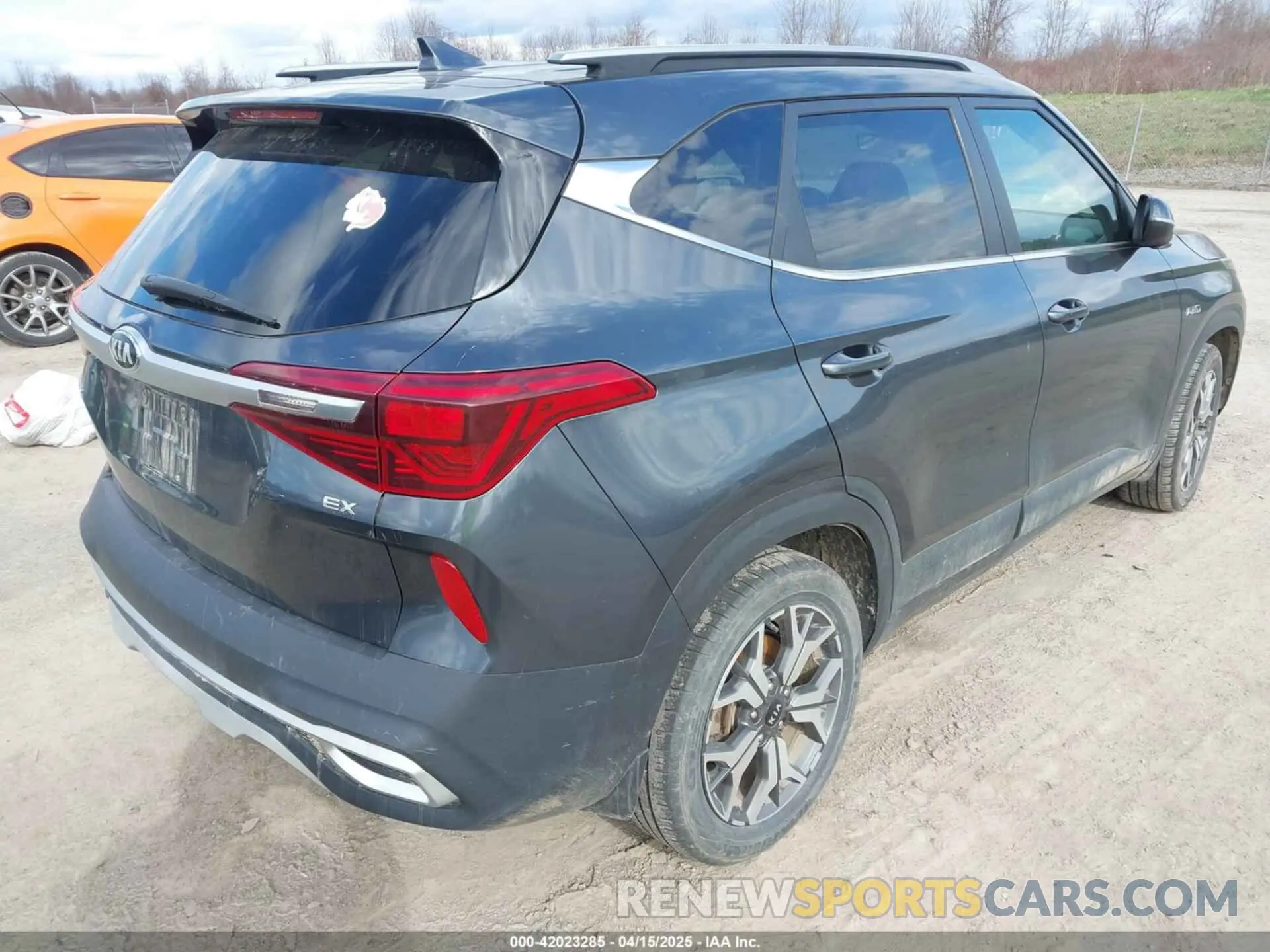 4 Photograph of a damaged car KNDERCAA2M7137118 KIA SELTOS 2021