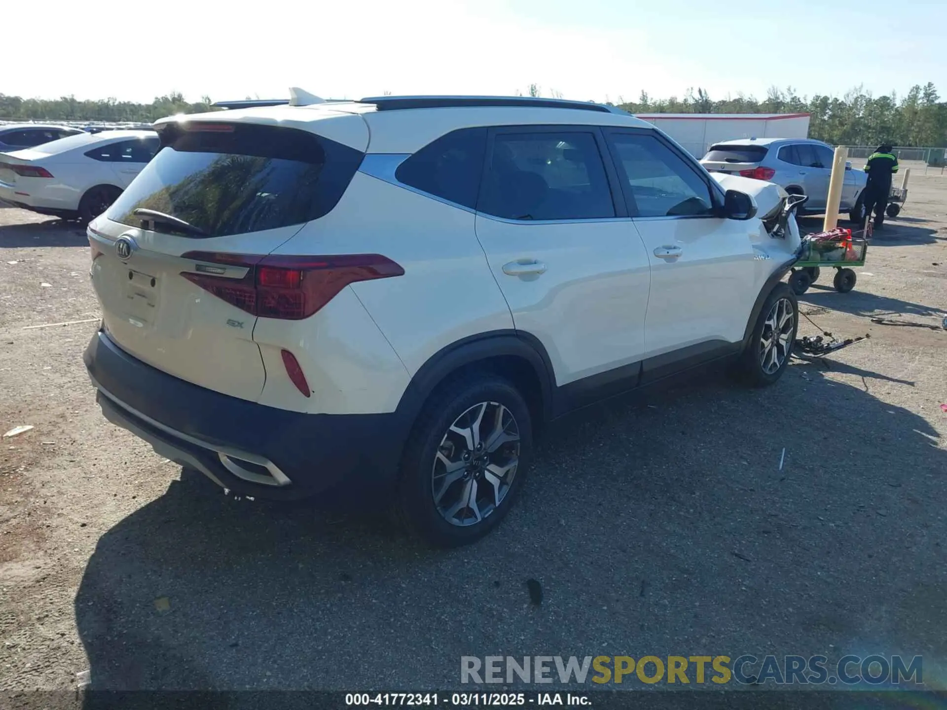 4 Photograph of a damaged car KNDERCAA3M7222534 KIA SELTOS 2021