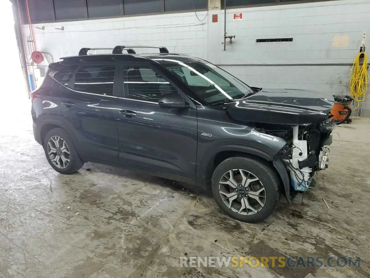 4 Photograph of a damaged car KNDERCAA4M7119123 KIA SELTOS 2021