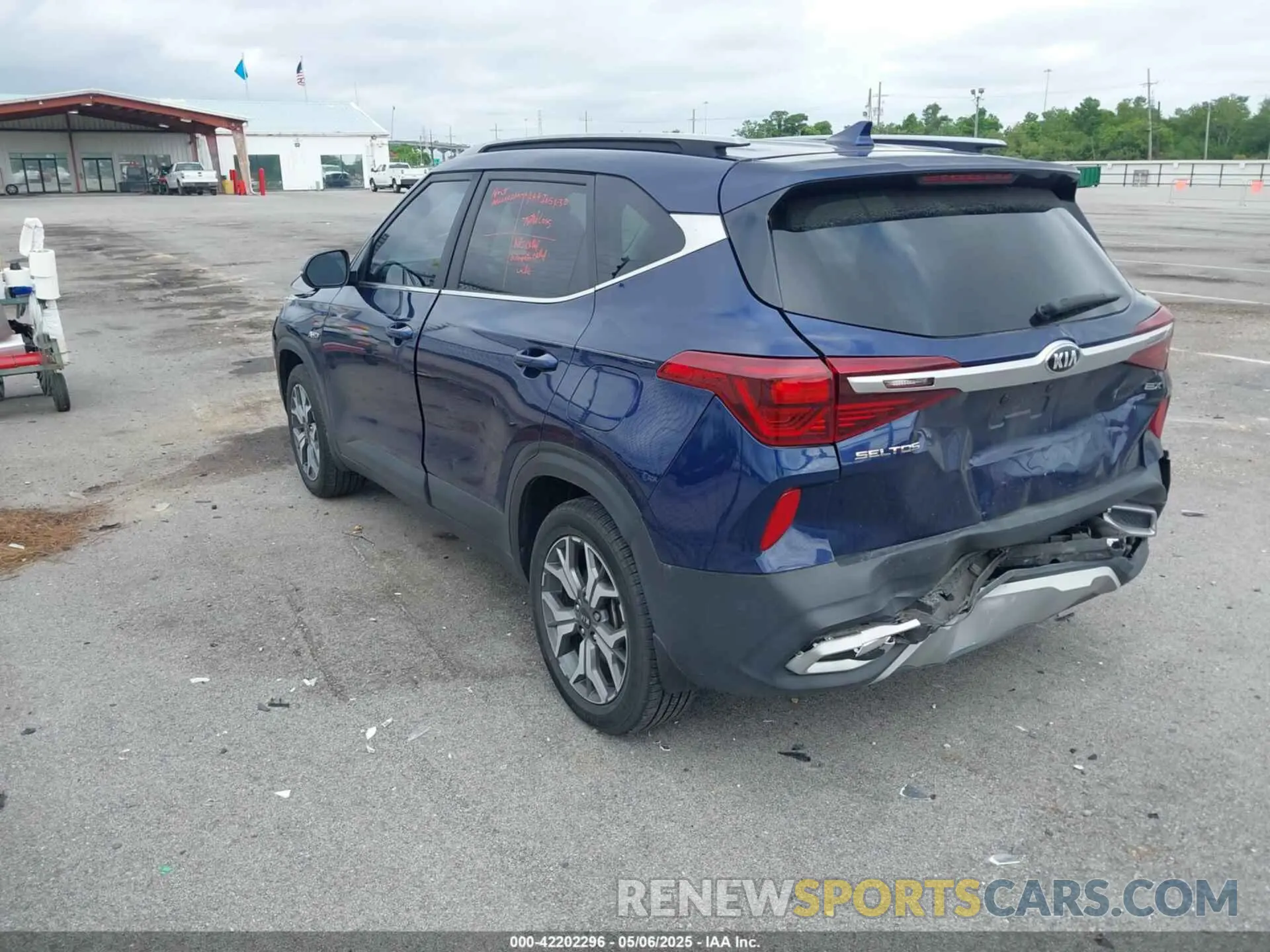 3 Photograph of a damaged car KNDERCAA4M7127481 KIA SELTOS 2021