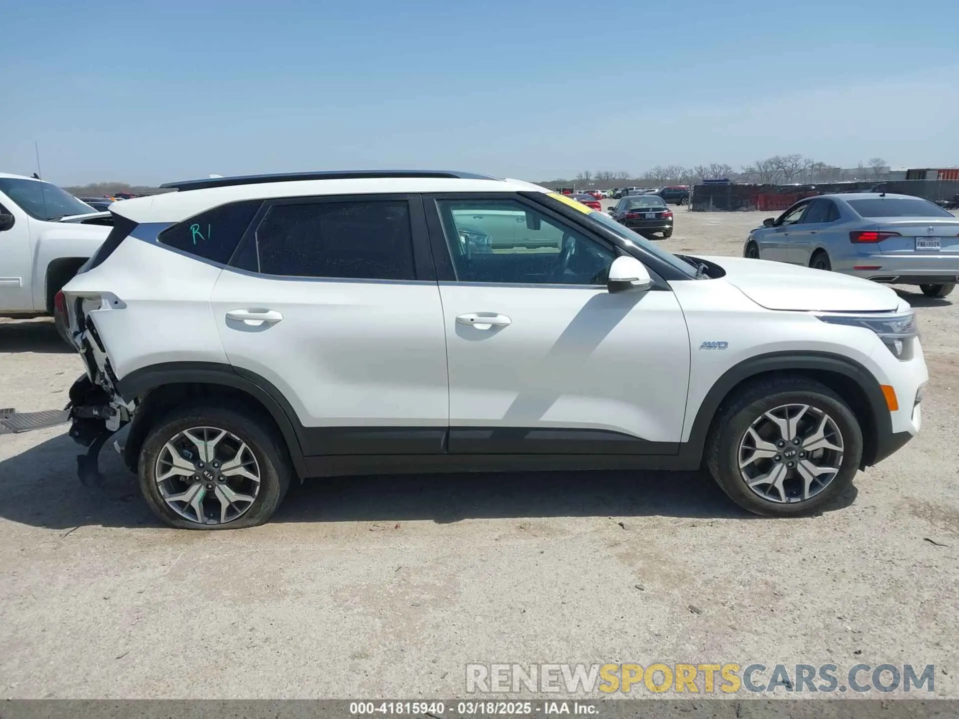 14 Photograph of a damaged car KNDERCAA4M7165986 KIA SELTOS 2021
