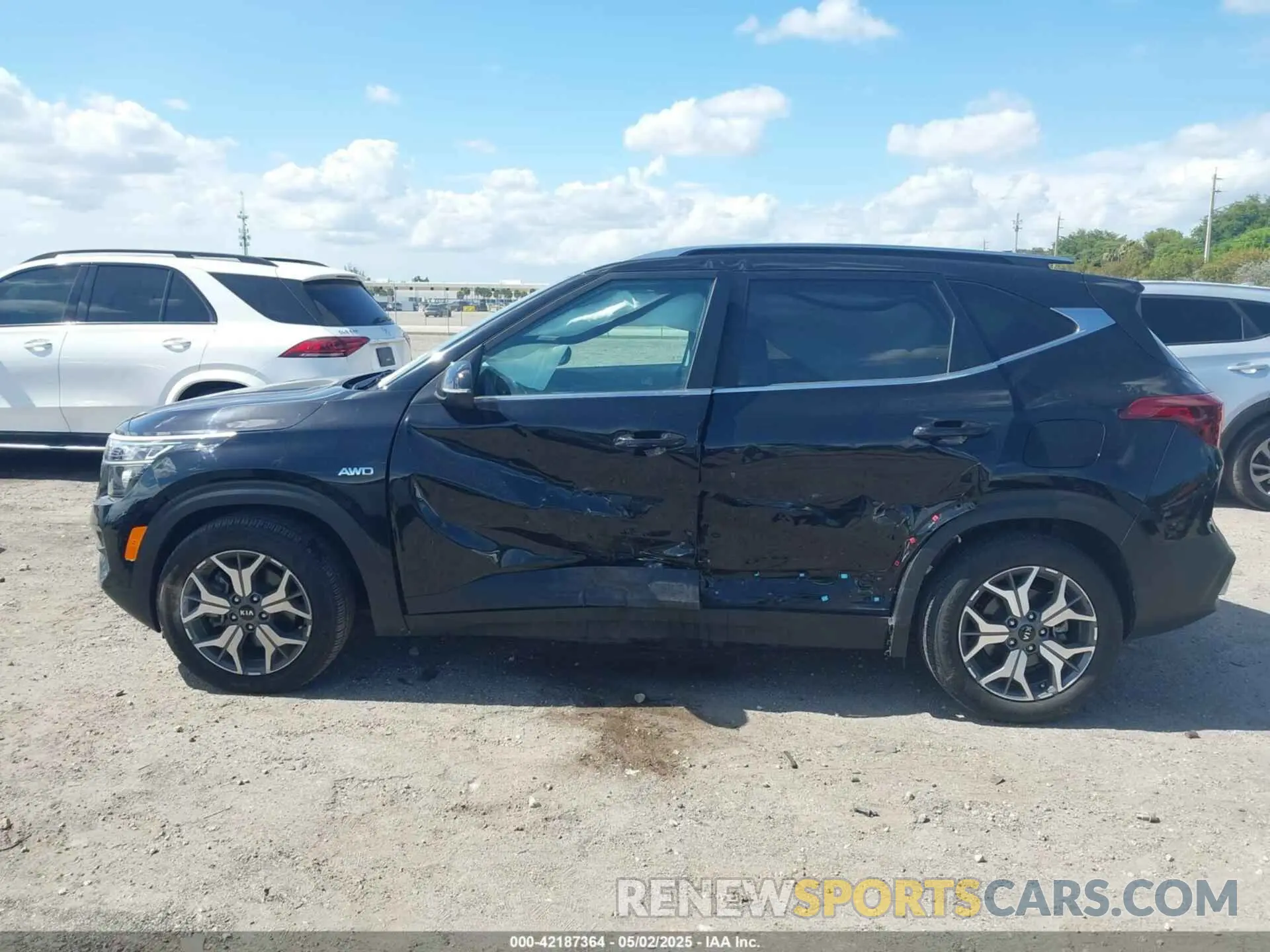 14 Photograph of a damaged car KNDERCAA5M7207873 KIA SELTOS 2021