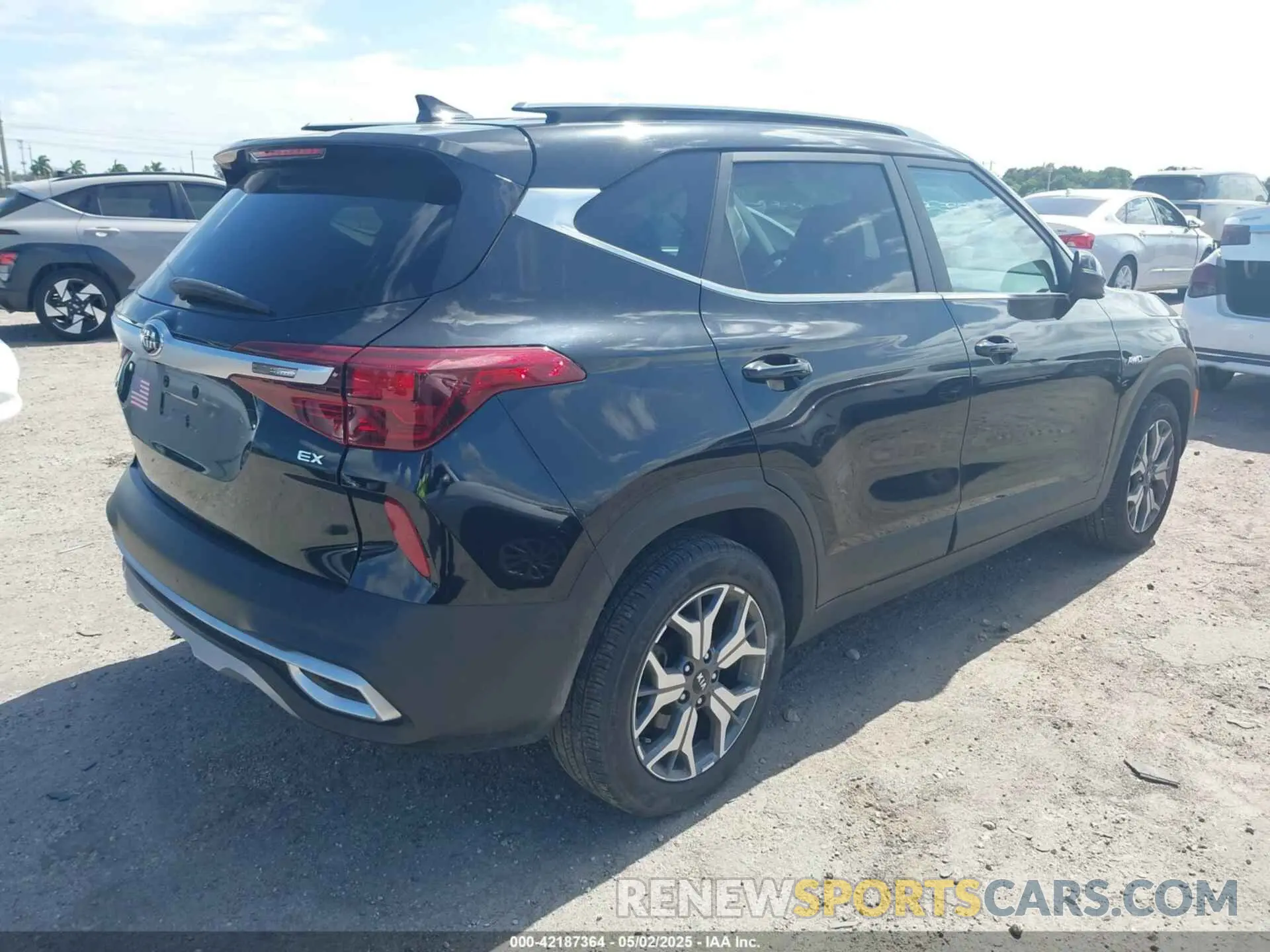 4 Photograph of a damaged car KNDERCAA5M7207873 KIA SELTOS 2021