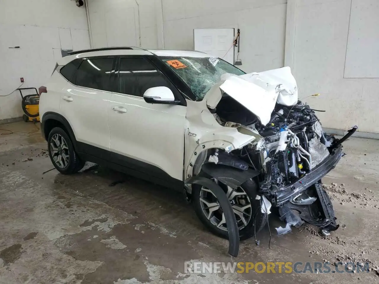 4 Photograph of a damaged car KNDERCAA6M7164791 KIA SELTOS 2021