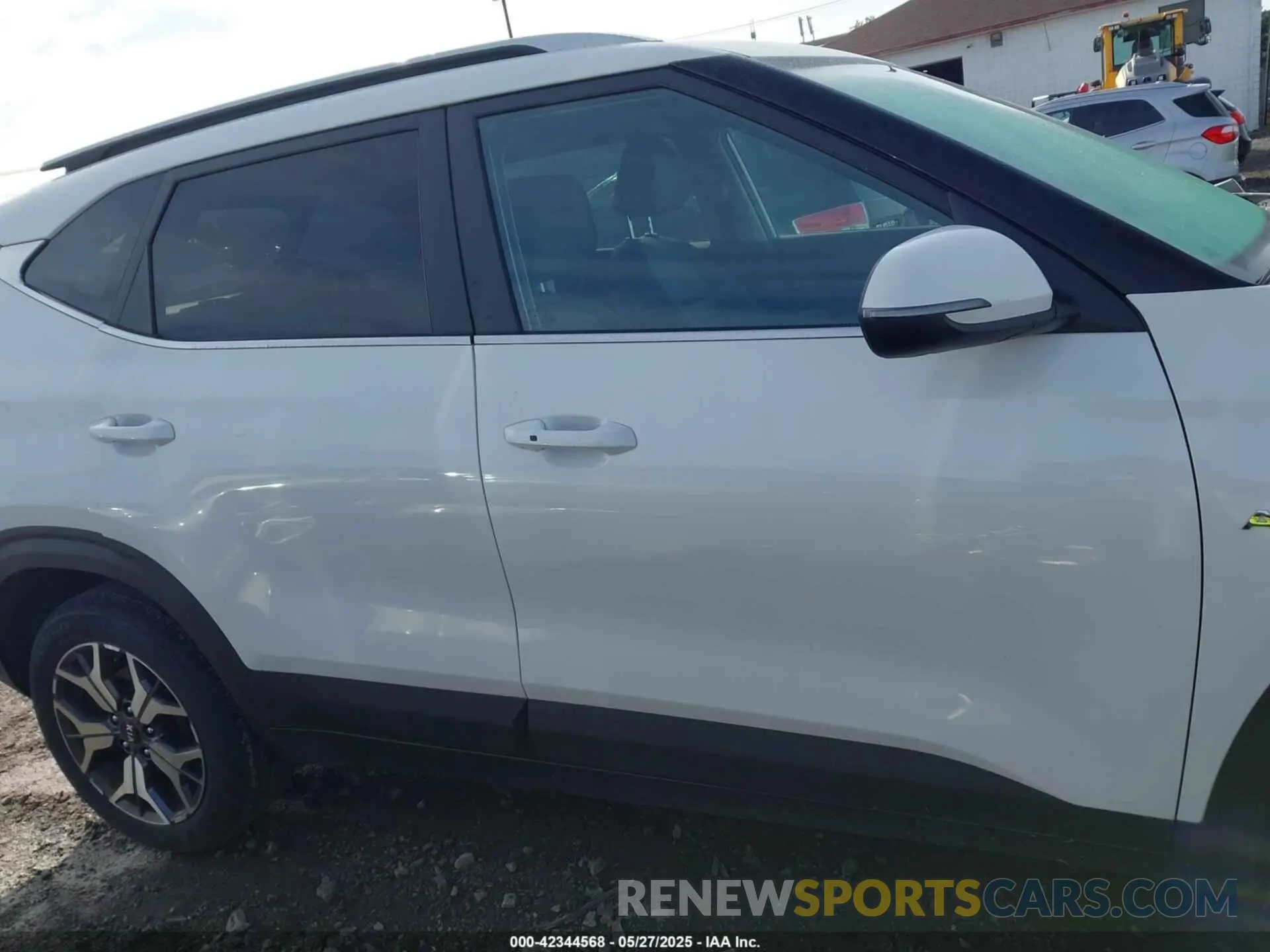 13 Photograph of a damaged car KNDERCAA6M7183678 KIA SELTOS 2021