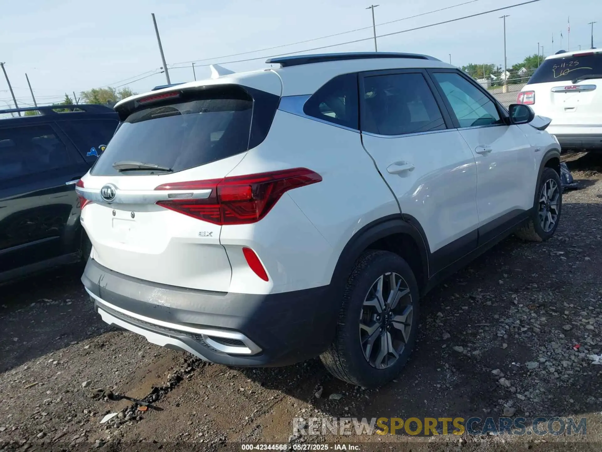 4 Photograph of a damaged car KNDERCAA6M7183678 KIA SELTOS 2021