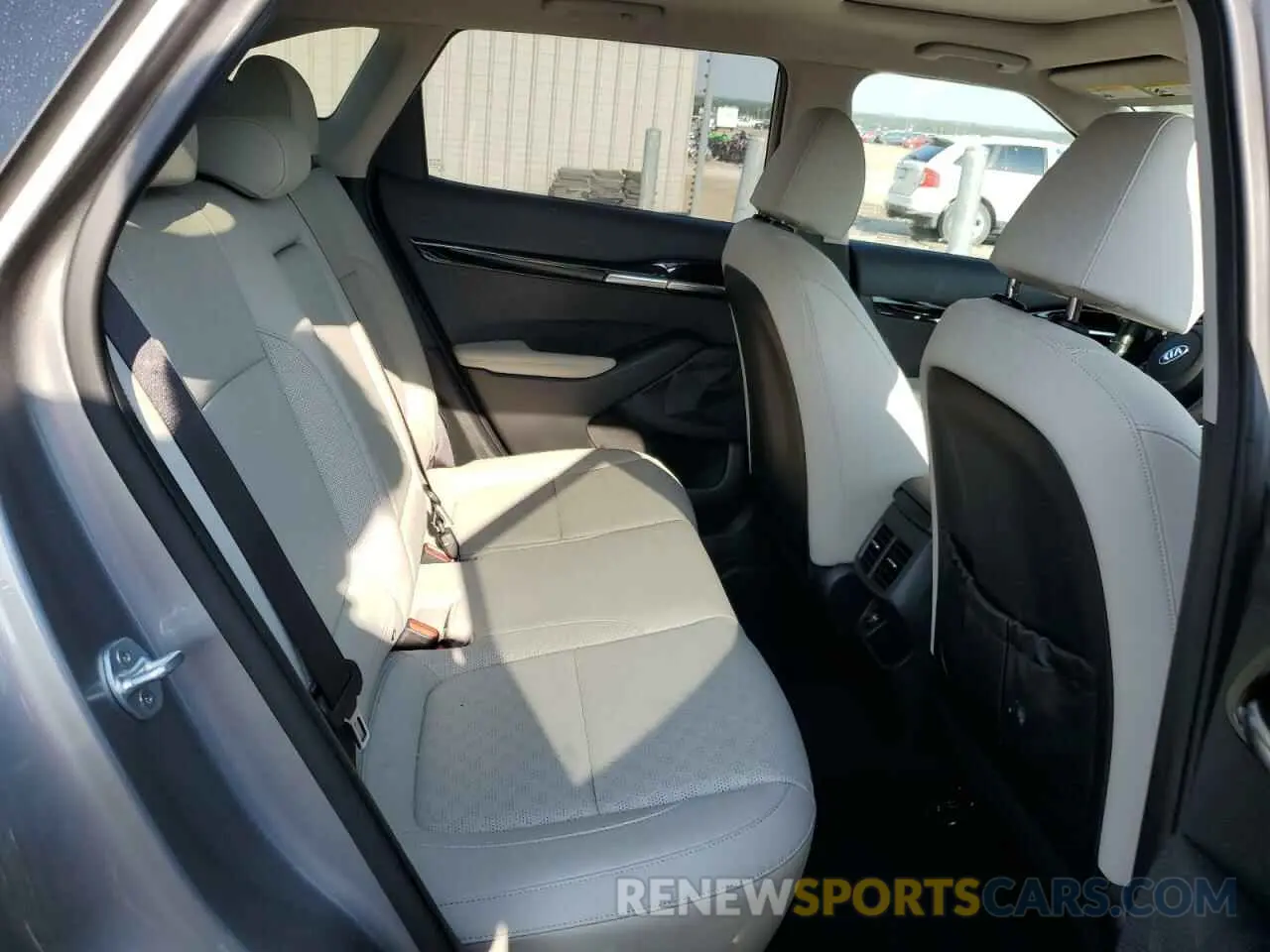 11 Photograph of a damaged car KNDERCAA7M7122680 KIA SELTOS 2021