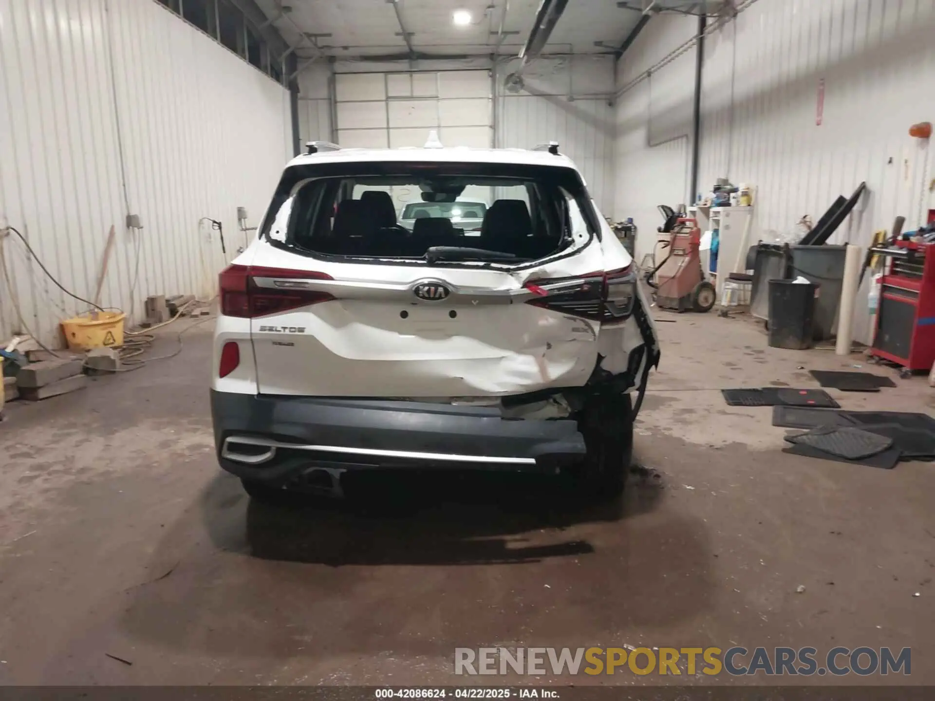 17 Photograph of a damaged car KNDERCAA8M7140850 KIA SELTOS 2021