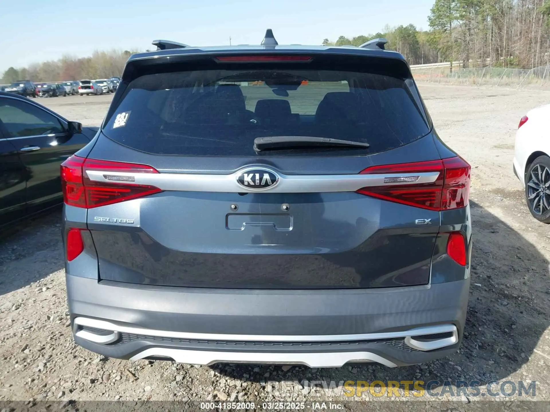 17 Photograph of a damaged car KNDERCAAXM7119935 KIA SELTOS 2021
