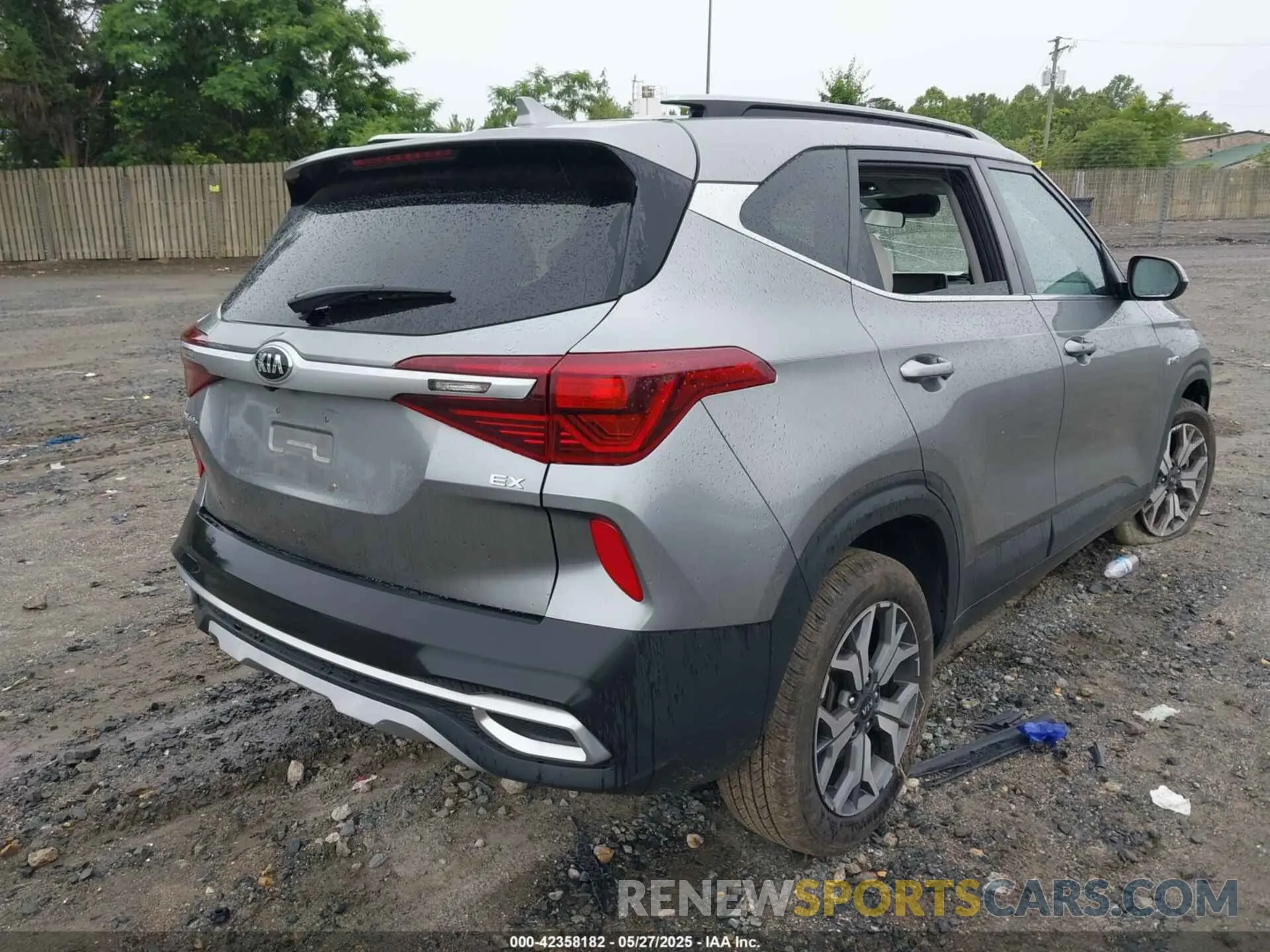 4 Photograph of a damaged car KNDERCAAXM7152773 KIA SELTOS 2021