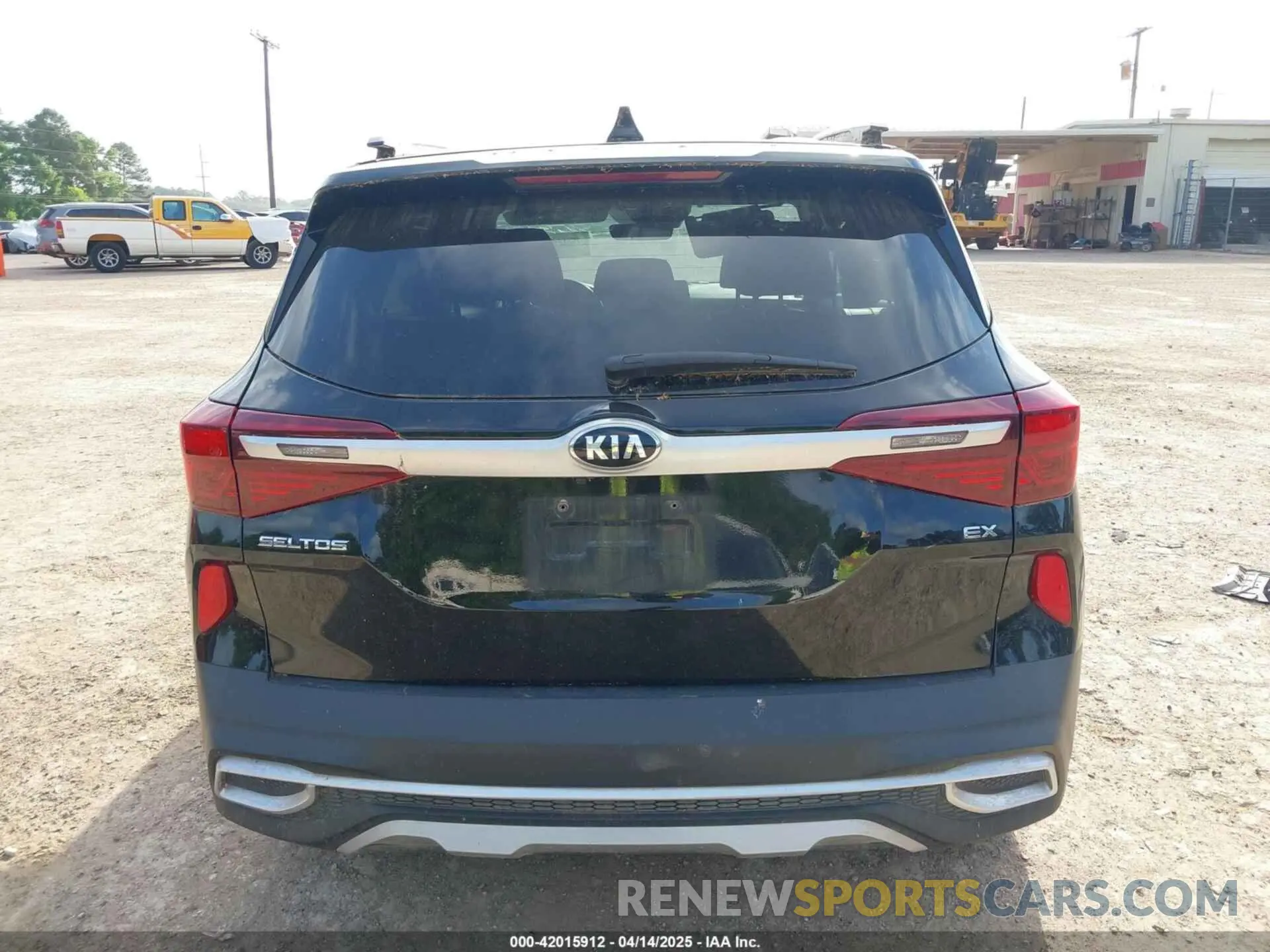 17 Photograph of a damaged car KNDERCAAXM7228380 KIA SELTOS 2021