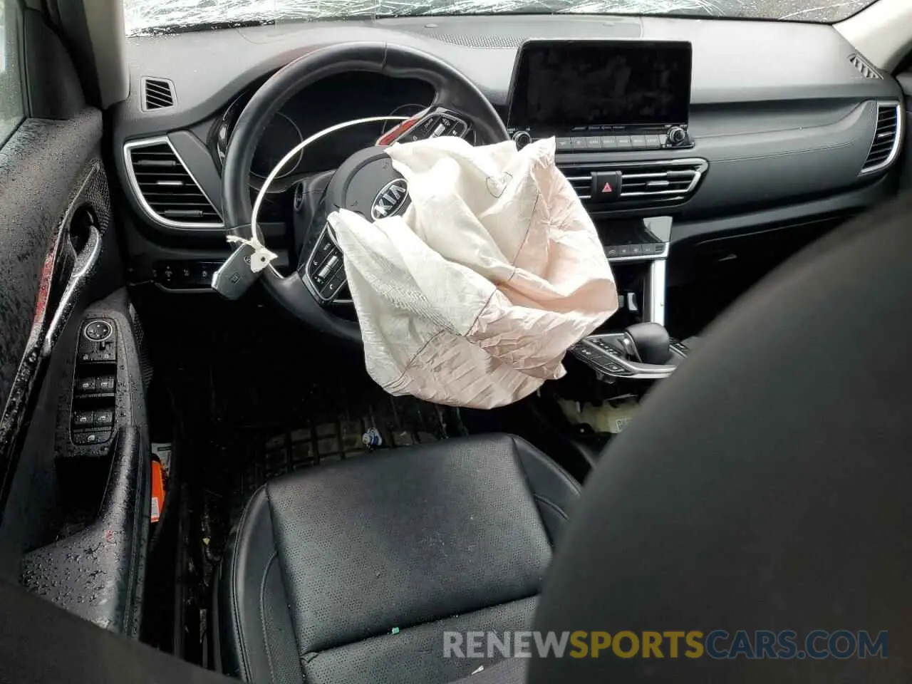 8 Photograph of a damaged car KNDETCA20M7124894 KIA SELTOS 2021